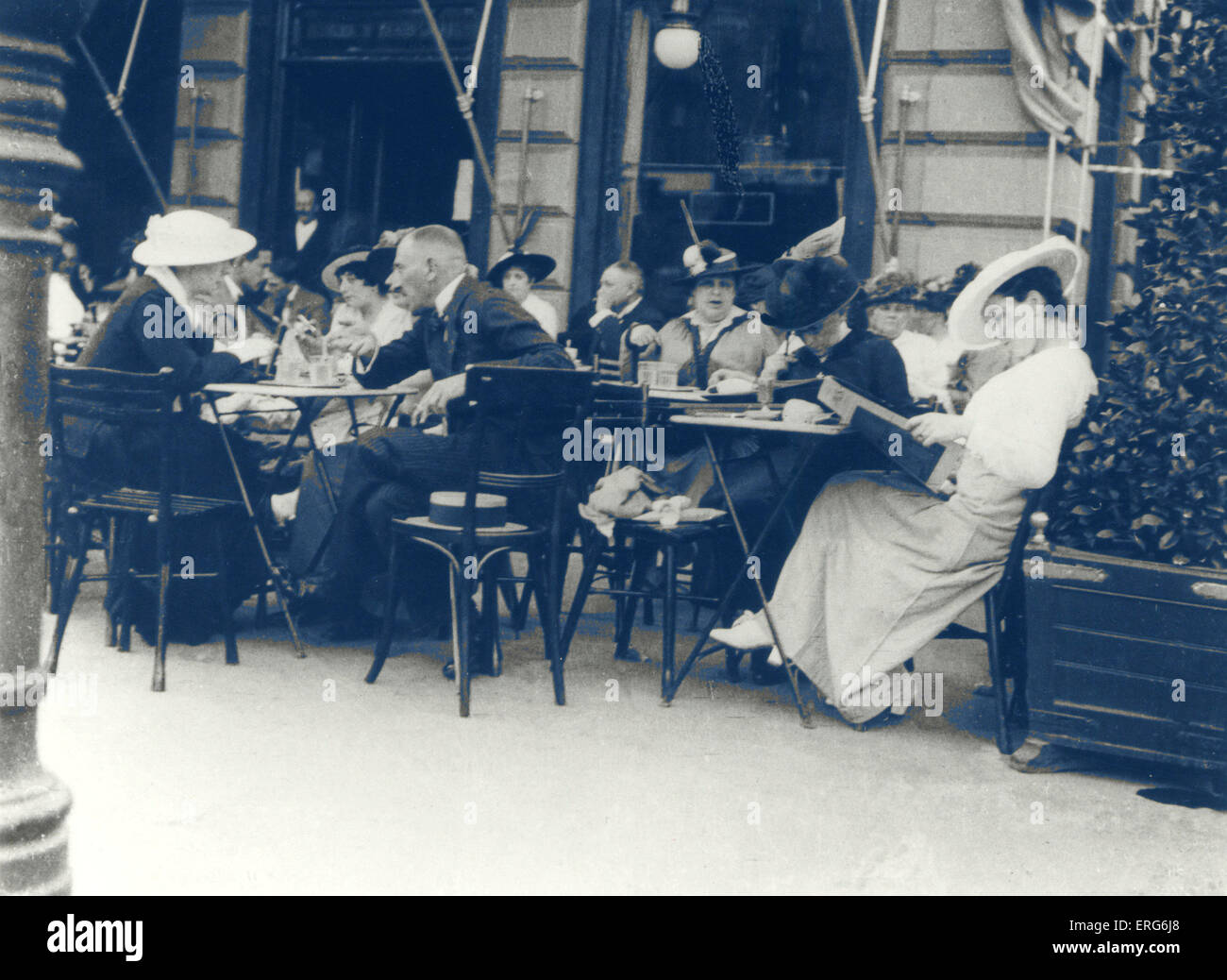 Vienne. Café. 1900 personnes assises à table mesdames porter un chapeau. Gustav Mahler, Freud, Klimt connexion Banque D'Images