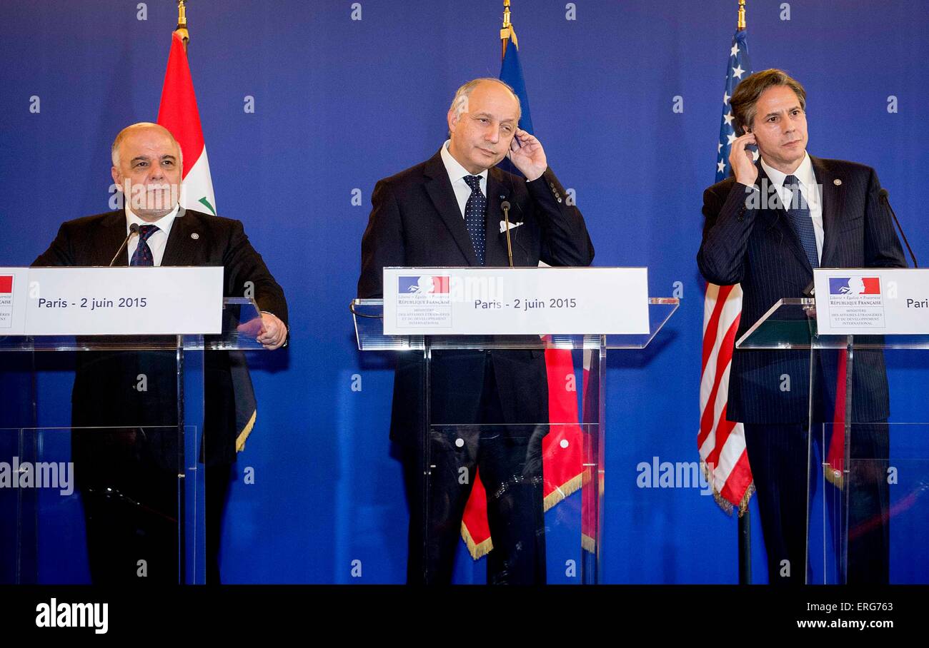 Paris, France. 2 juin, 2015. Le ministre français des Affaires étrangères, Laurent Fabius (C) assiste à une réunion de presse conjointe avec le Premier ministre irakien Haider al-Abadi (L) et sous-secrétaire d'Etat américain Antony Blinken à Paris, France, le 2 juin 2015. Le ministre français des Affaires étrangères, Laurent Fabius, a dit mardi sur la lutte contre l'Etat islamique (militants) est en Irak serait plus longue que prévu, réitérant la détermination des pays de la coalition pour l'éradication de la menace islamiste dans la région. © Chen Xiaowei/Xinhua/Alamy Live News Banque D'Images