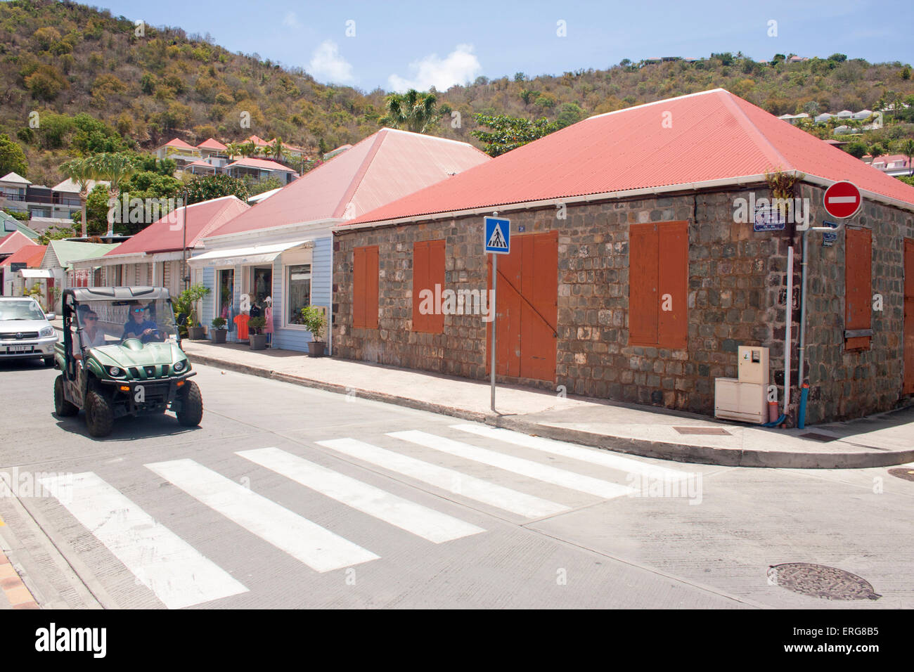 Un VTT depuis les lecteurs suédois historique immeuble sur rue Samuel Fahlberg, à Gustavia, Saint-Barth Banque D'Images