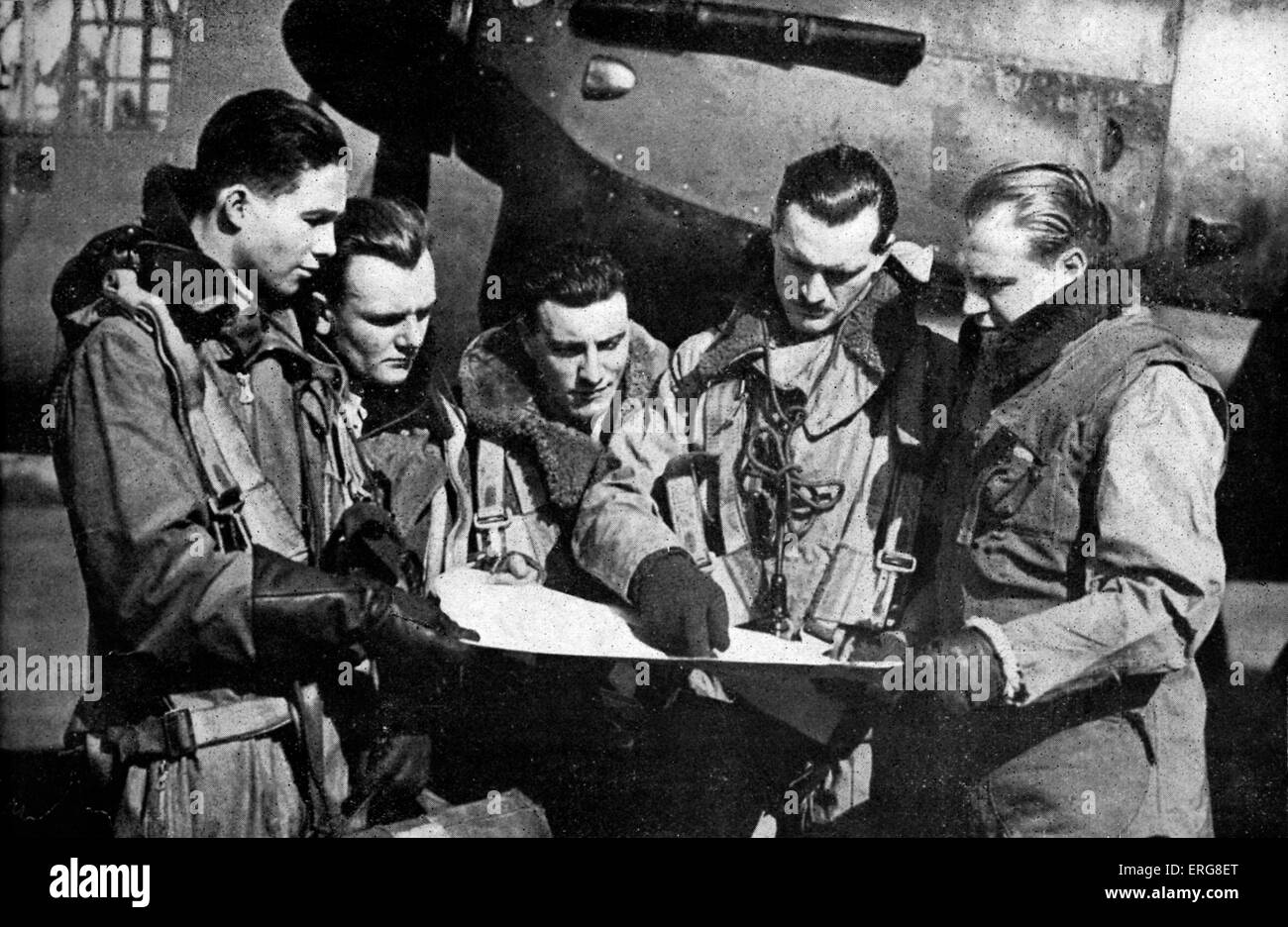 World War 2 - un capitaine et l'équipage de la RAF Bomber Command. De gauche à droite : navigator, opérateur radio mitrailleur arrière, le capitaine, et Banque D'Images