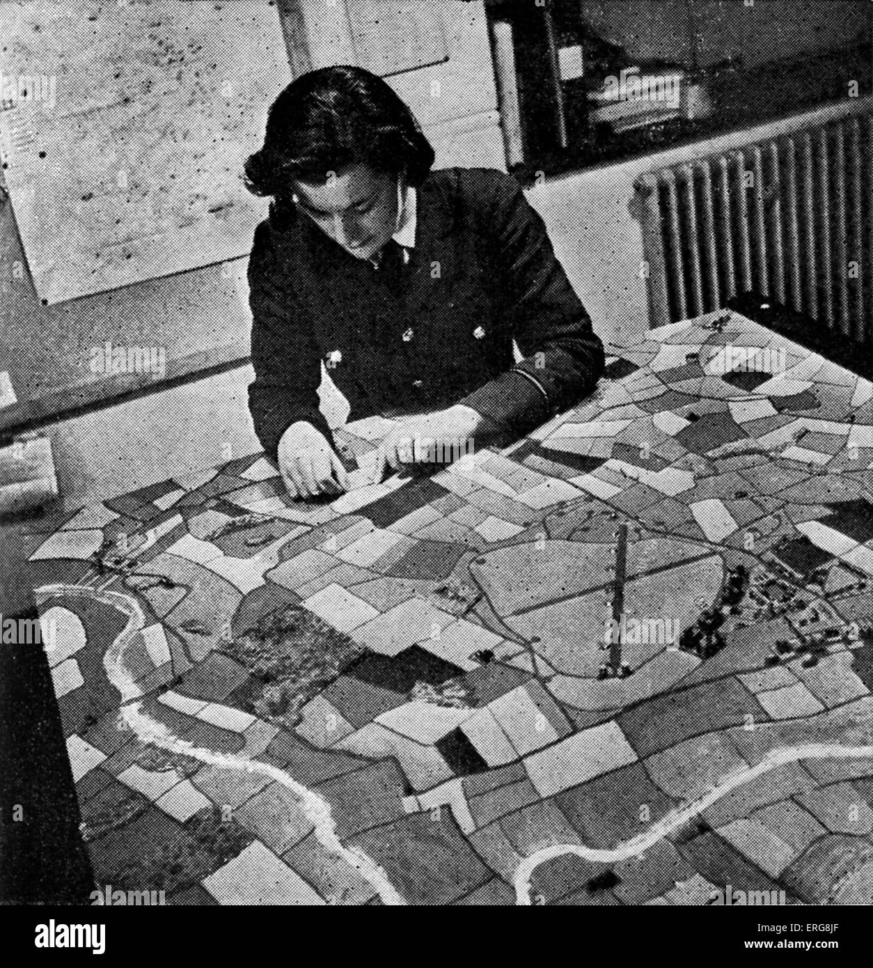 World War 2 - le Women's Auxiliary Air Force, travaillant sur un plan pictural à un bombardier. Publié 1941 Banque D'Images