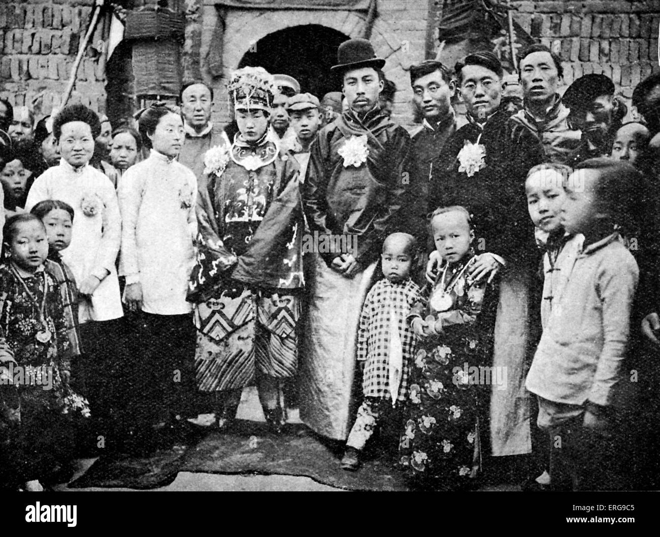 Fête de mariage à Fen Chou Fou, la Chine. Au début du xxe siècle. Robe traditionnelle. Banque D'Images