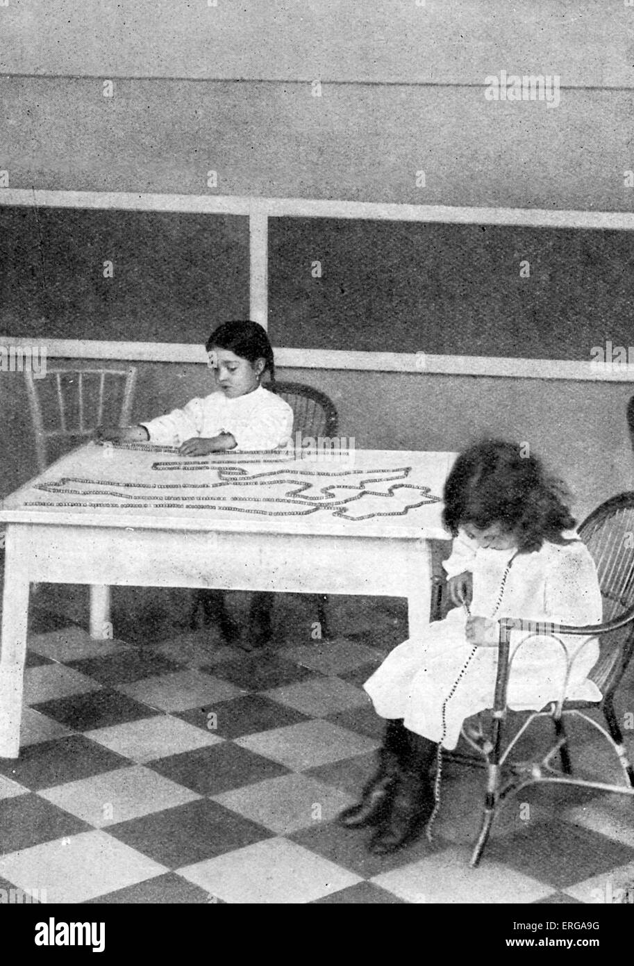 Méthode d'enseignement Montessori - début du xxe siècle. Les chaînes de comptage des enfants de perles - une de 100 et une de 1000. Pour l'éducation Banque D'Images