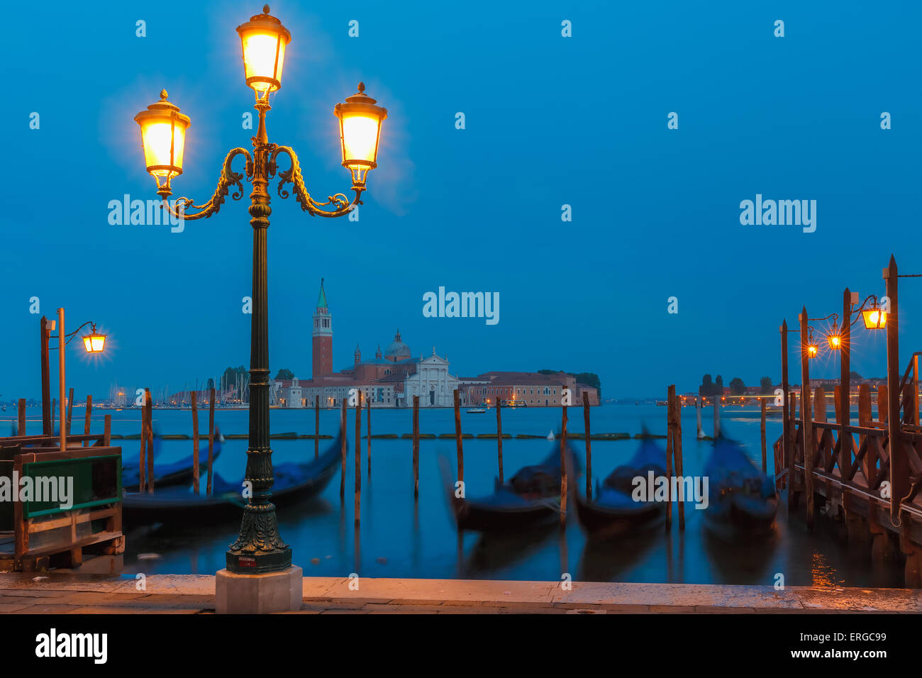 Gondoles au crépuscule dans la lagune de Venise, Italie Banque D'Images
