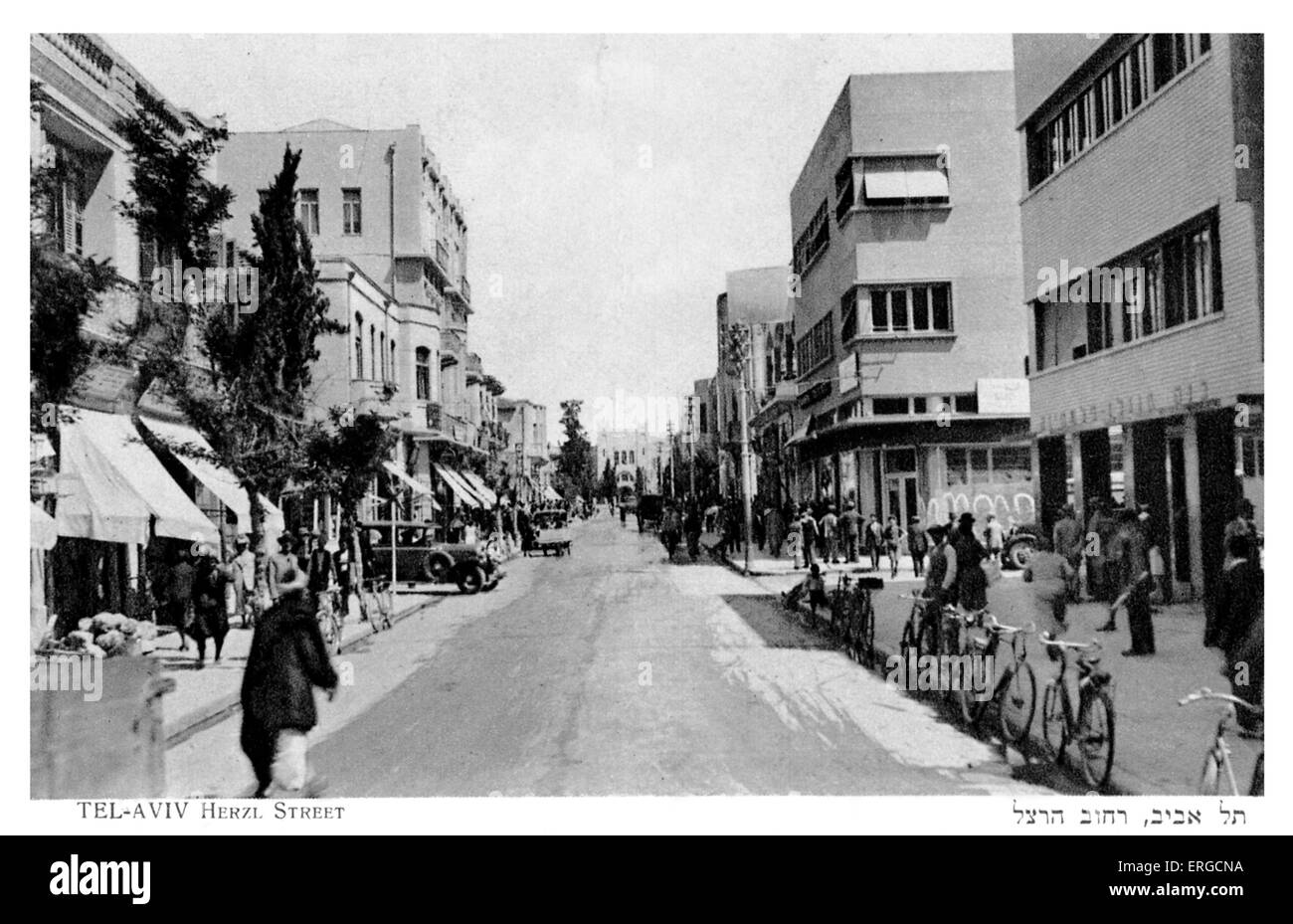 Tel Aviv. La rue Herzl.  !920s. Bicyclettes alignées dans la rue. Banque D'Images