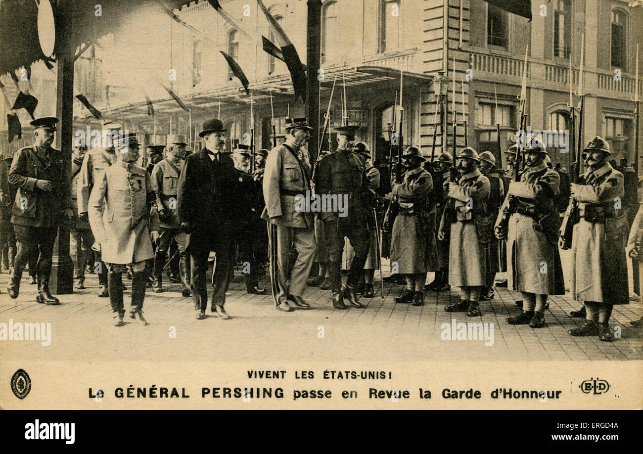 Le général Pershing à Paris, juillet 1917. En face d'une parade de la garde d'honneur (garde d'honneur). Légende : "Vivent les Etats - Unis'/ 'Hourra pour les États-Unis !'. L'arrivée de Pershing à Paris a marqué l'entrée dans la PREMIÈRE GUERRE MONDIALE du côté des Alliés. John Pershing, officier général américain dans l'armée des Etats-Unis qui a dirigé l'American Expeditionary Forces dans la première guerre mondiale 13 septembre 1860 - 15 juillet 1948. Banque D'Images Le général Pershing à Paris, juillet 1917. En face d'une parade de la garde d'honneur (garde d'honneur). Légende : "Vivent les Etats - Unis'/ 'Hourra pour les États-Unis !'. L'arrivée de Pershing à Paris a marqué l'entrée dans la PREMIÈRE GUERRE MONDIALE du côté des Alliés. John Pershing, officier général américain dans l'armée des Etats-Unis qui a dirigé l'American Expeditionary Forces dans la première guerre mondiale 13 septembre 1860 - 15 juillet 1948. Banque D'Images