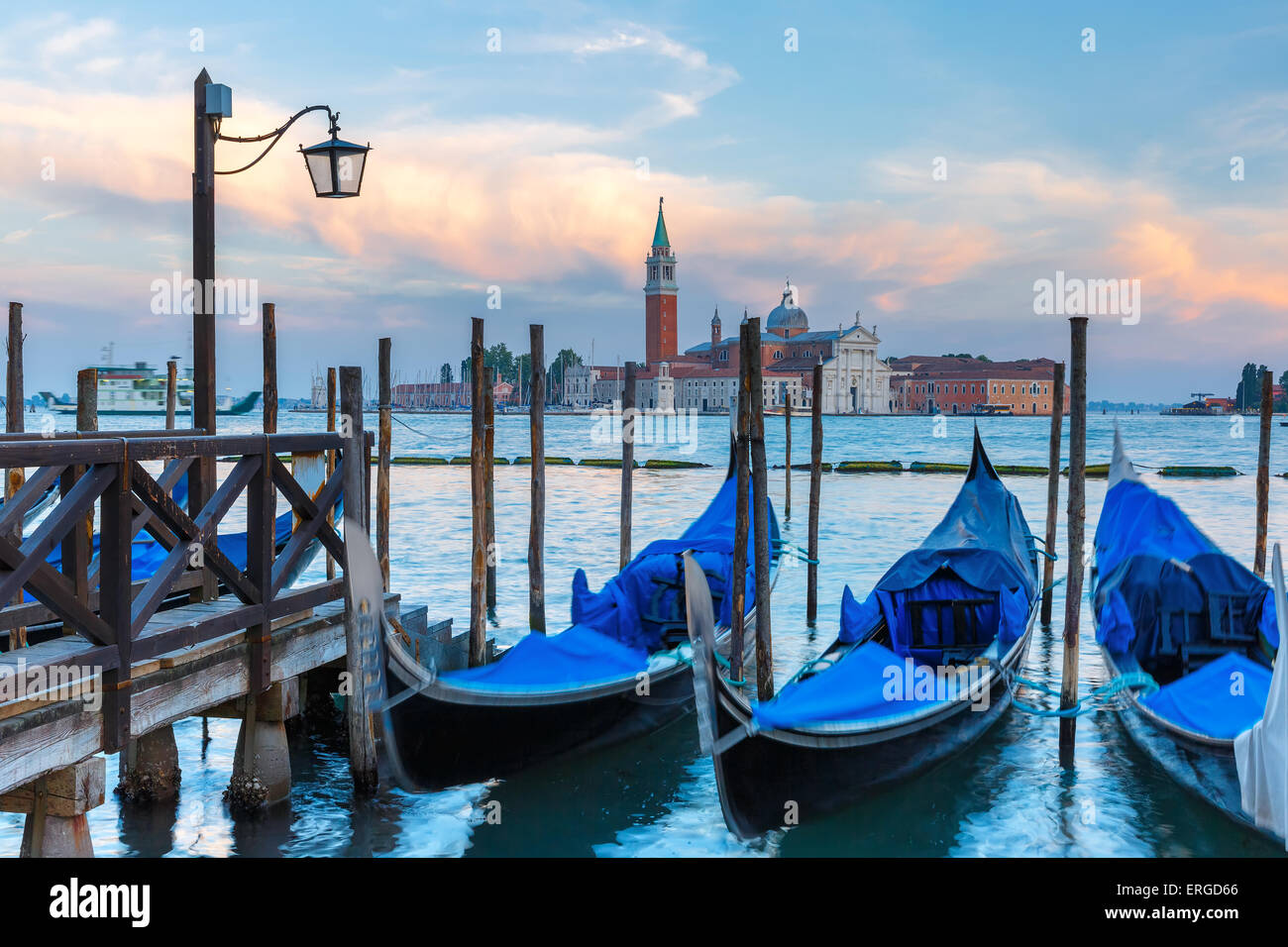 Gondoles au crépuscule dans la lagune de Venise, Italie Banque D'Images