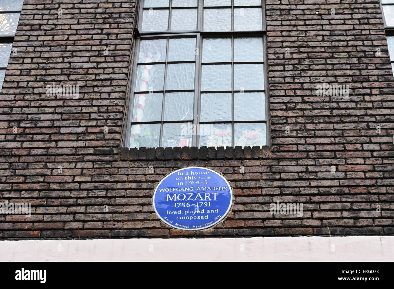 Une peste commémorative bleu de Wolfgang Amadeus Mozart (1756 - 1791) à l'extérieur d'une maison qu'il a vécu en 1764, Londres. Banque D'Images