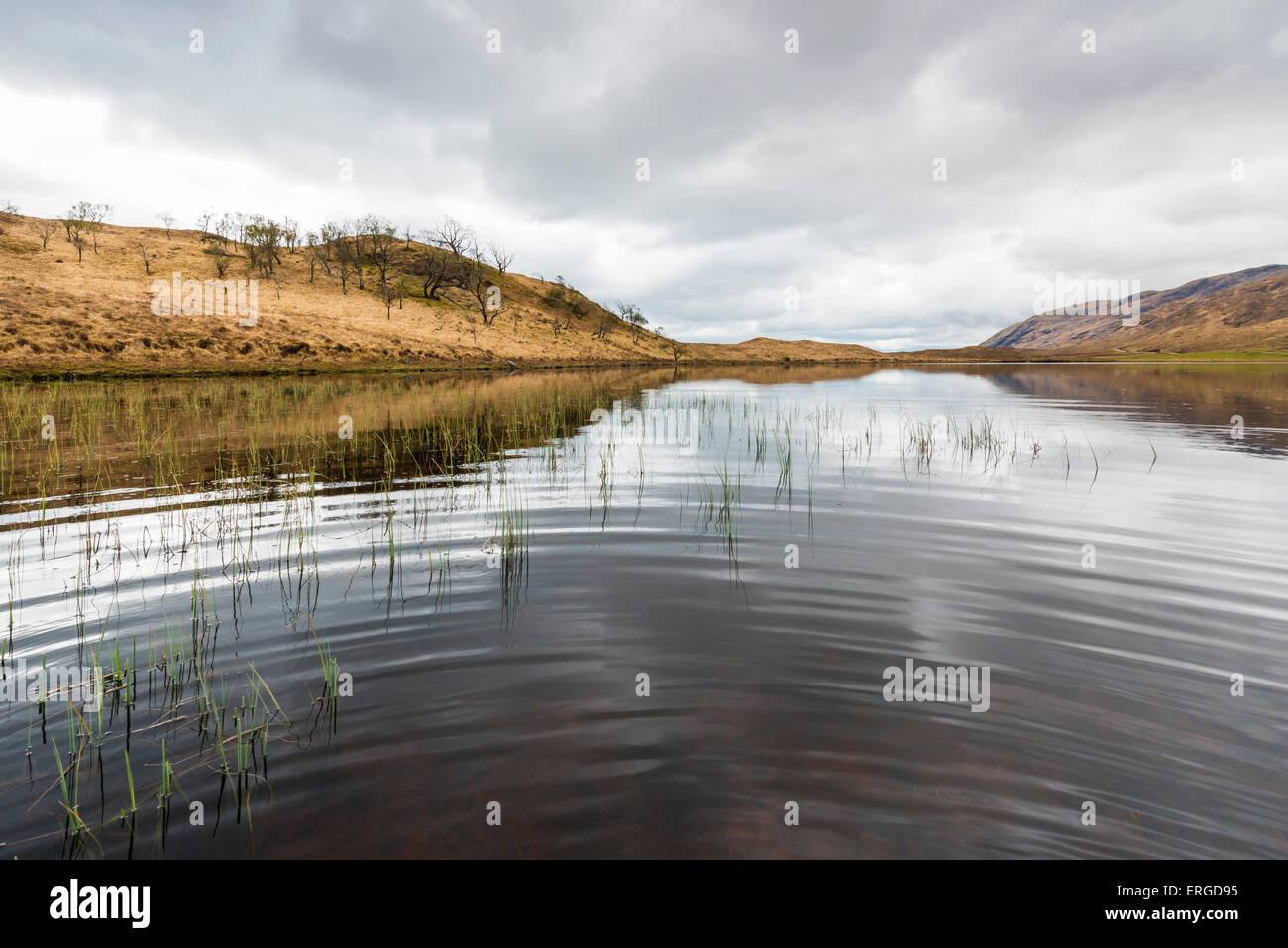 Dans le lac près de l'Ecosse dans les Highlands avec Inversanda pluie nuages sombres Banque D'Images