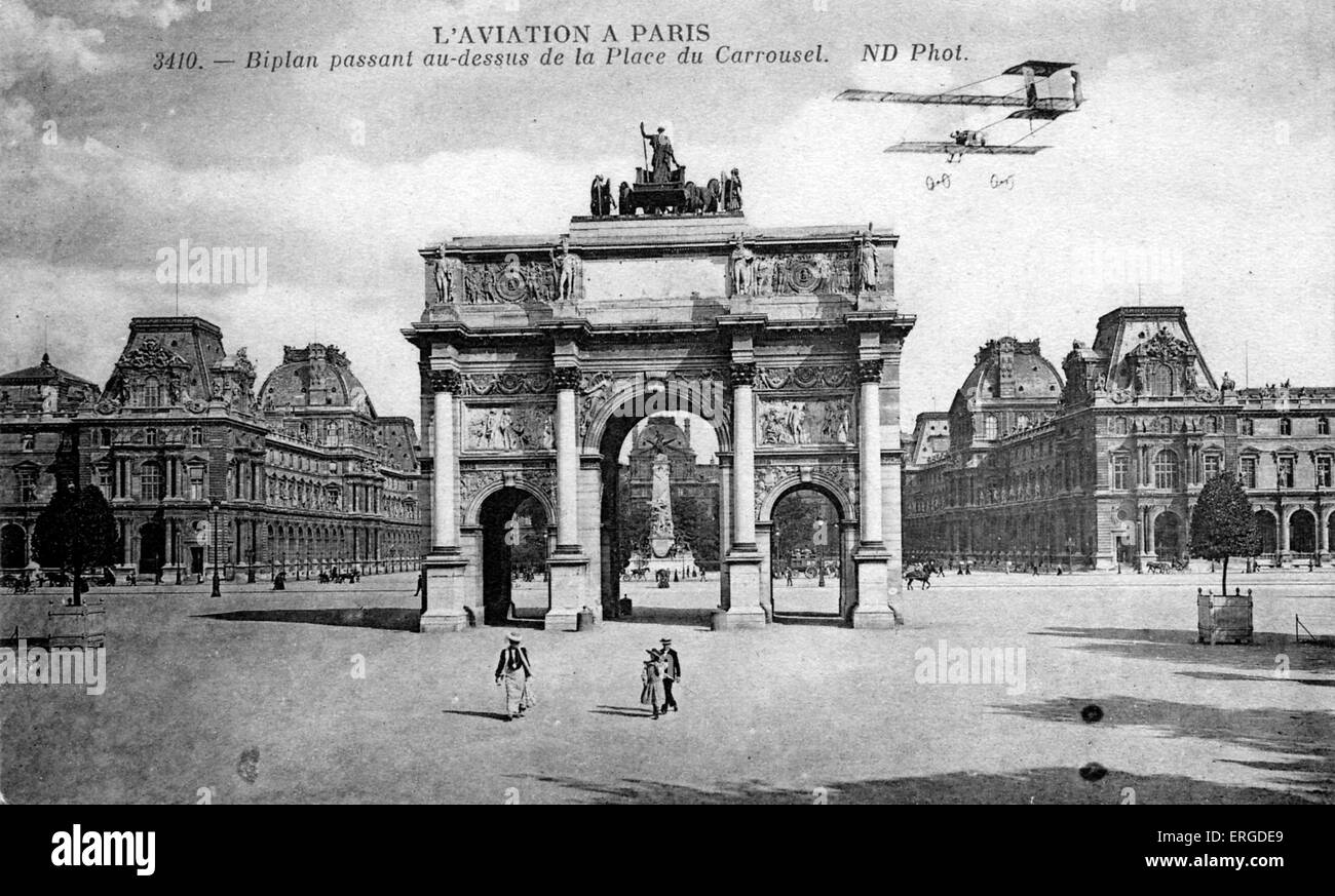 Un biplan vole au-dessus de la place du Carrousel, Paris, ch. 1900. Banque D'Images Un biplan vole au-dessus de la place du Carrousel, Paris, ch. 1900. Banque D'Images