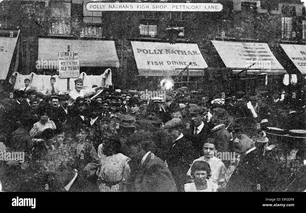 Marché Petticoat Lane, c. 1909. Avis de Polly Nathan fish shop' et la rue pleine de gens. Banque D'Images