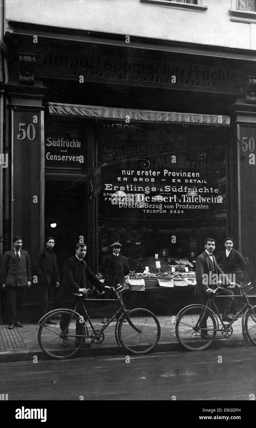 Les épiciers de Francfort, Allemagne boutique. Les vendeurs de fruits espagnols, de fruits tropicaux, de conserves, de dessert et vins de table français et Banque D'Images