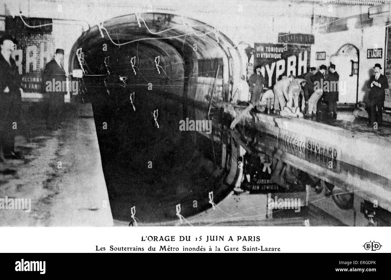 Grande Inondation de Paris, 1910 - les voies de métro inondées à Saint- Lazare, 15 juin 1910. L'inondation de la Seine (Anglais : crue de la Seine). Banque D'Images Grande Inondation de Paris, 1910 - les voies de métro inondées à Saint- Lazare, 15 juin 1910. L'inondation de la Seine (Anglais : crue de la Seine). Banque D'Images