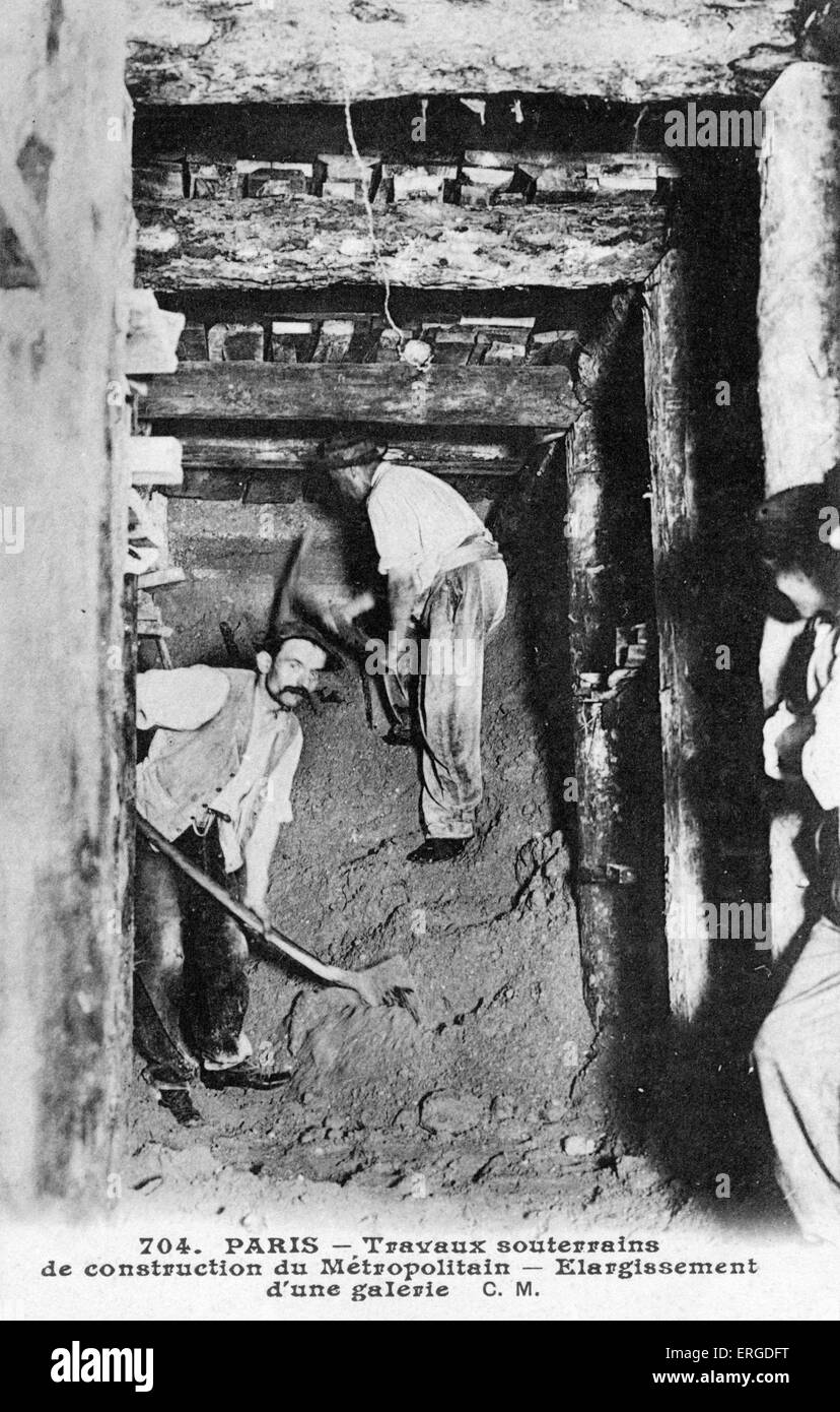 Paris Métro - construction de la voie souterraine. Deux hommes l'allongement d'un tunnel. C. 1900. Banque D'Images