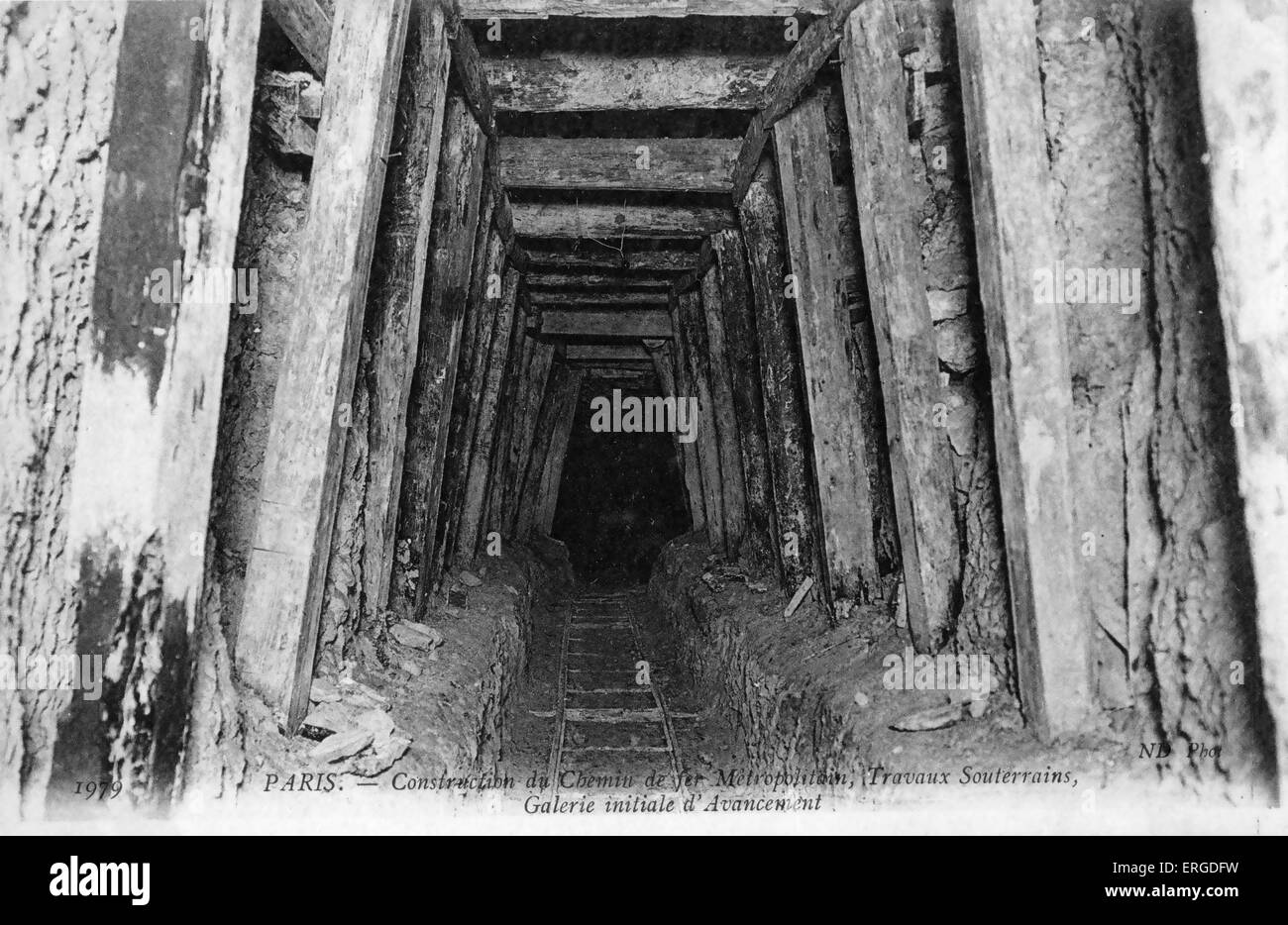 Paris Métro - construction de la voie souterraine. Début de la prise en charge d'allongement tunnel. C. 1900. Banque D'Images