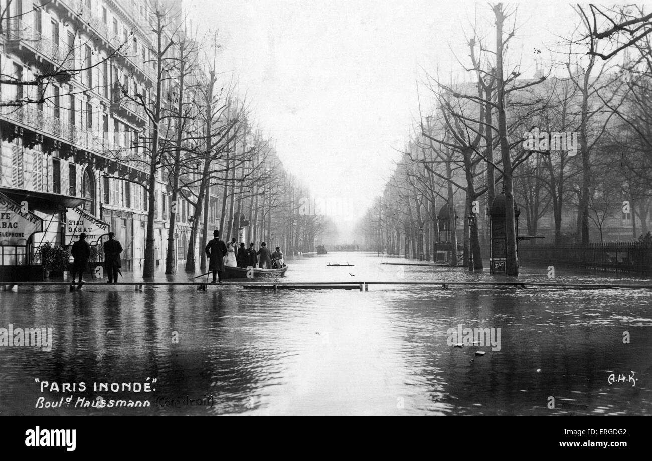 Grande Inondation de Paris, 1910 - Le Boulevard Haussmann. Vue sur la rue. Banque D'Images Grande Inondation de Paris, 1910 - Le Boulevard Haussmann. Vue sur la rue. Banque D'Images