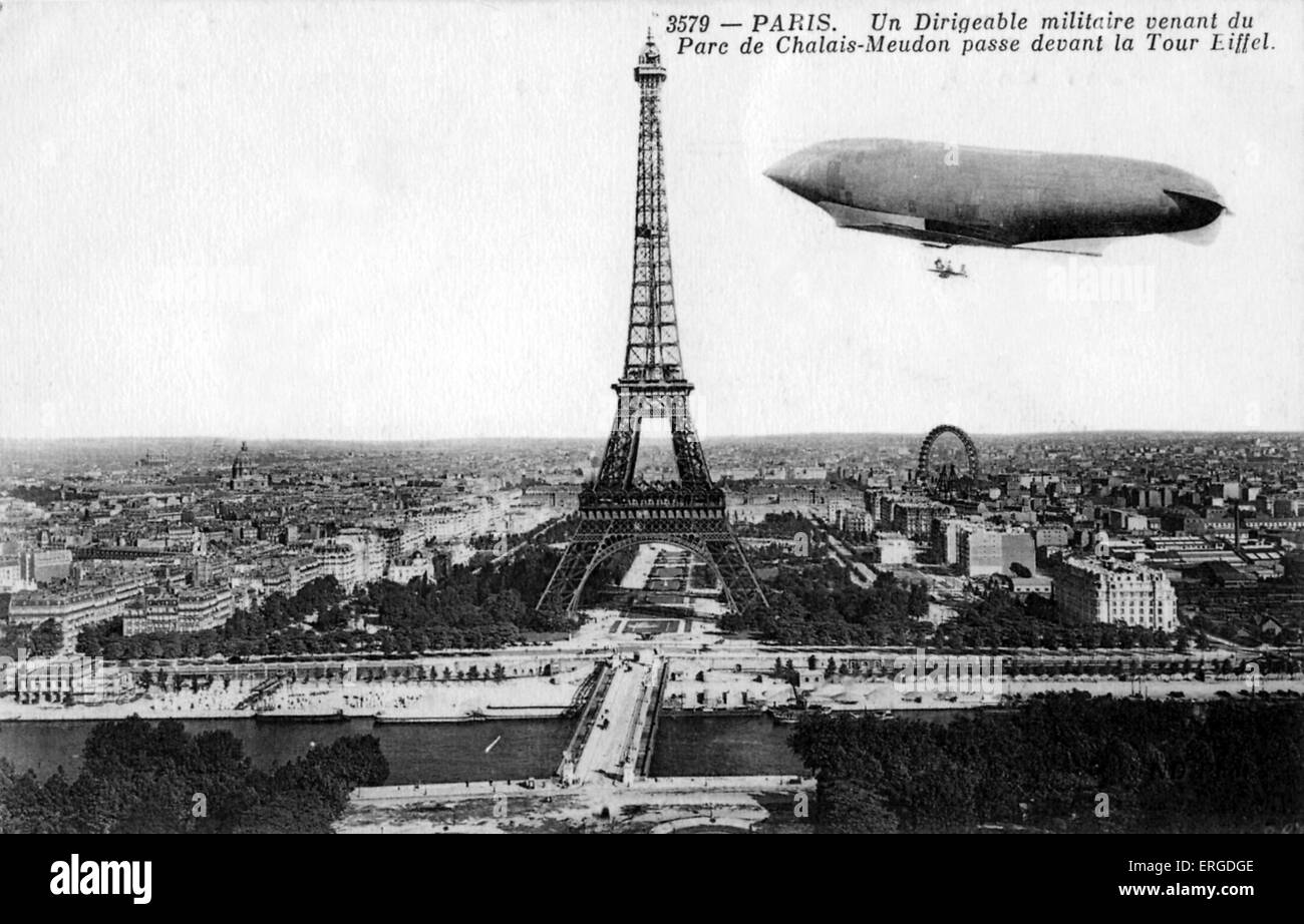 Dirigeable militaire volant près de la Tour Eiffel, Paris. Sur la route du Parc de Chalais- Meudon. C. 1900. Vue sur Paris depuis un dirigeable. Banque D'Images