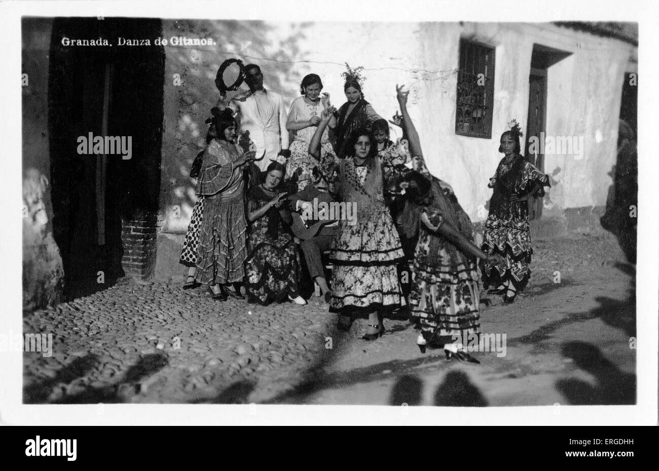 La danse des Tziganes, Grenade, Espagne. Femmes gitanes danser tandis que les hommes jouent une guitare acoustique et un tambourin. Banque D'Images
