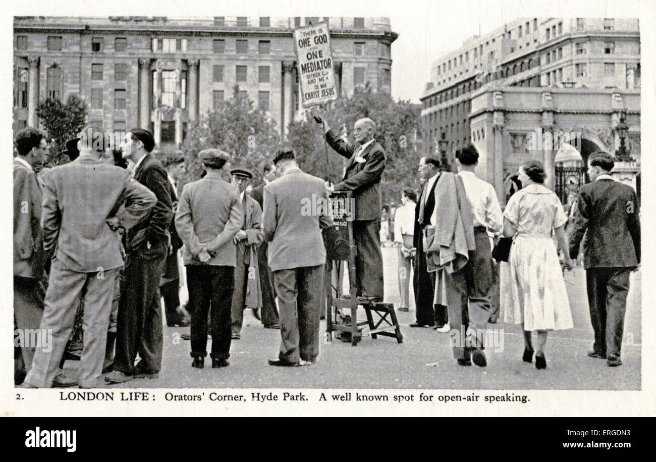 Speakers' Corner, Hyde Park, Londres. Le président Christian montre un orating. Sous-titre suivant : 'Le coin des orateurs, Hyde Park. Un endroit bien connu pour parler à l'air libre.' Banque D'Images