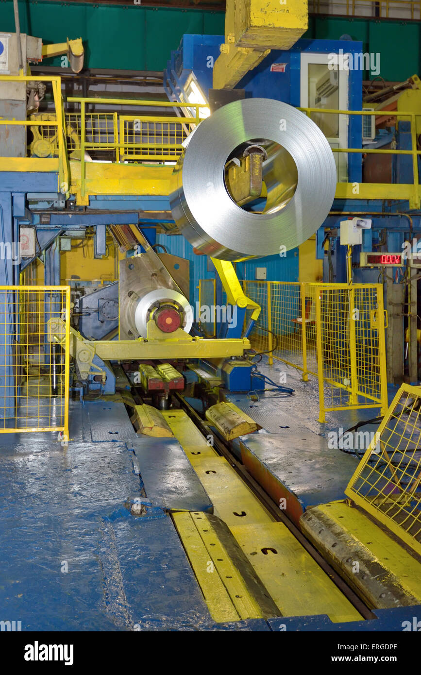 Le chargement par grue d'acier de bobine dans l'usine sidérurgique, rouleau de feuille d'acier Banque D'Images