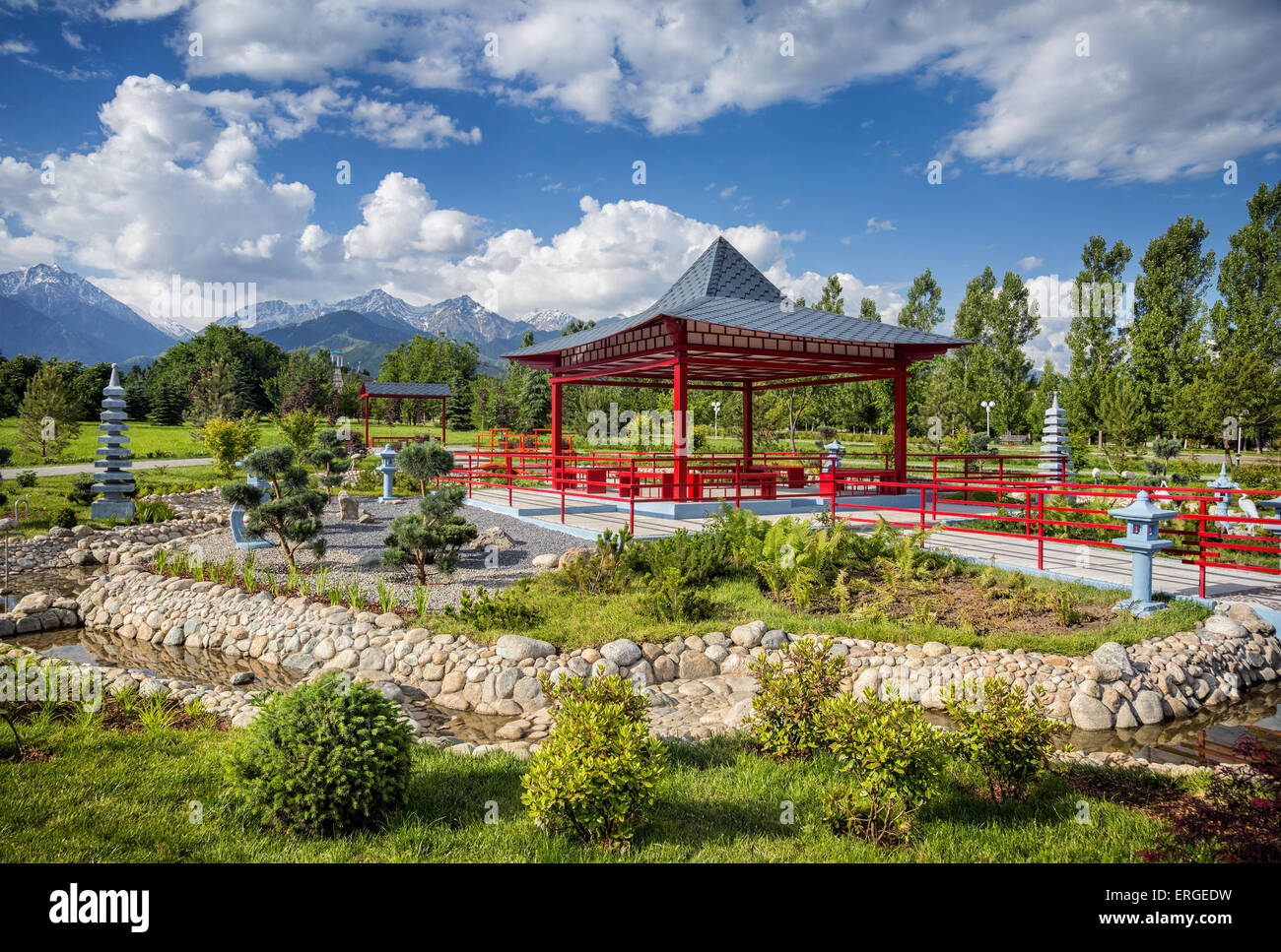 Jardin japonais avec la pagode à rouge montagnes et ciel bleu à dendra du premier président à Almaty, Kazakhstan Banque D'Images
