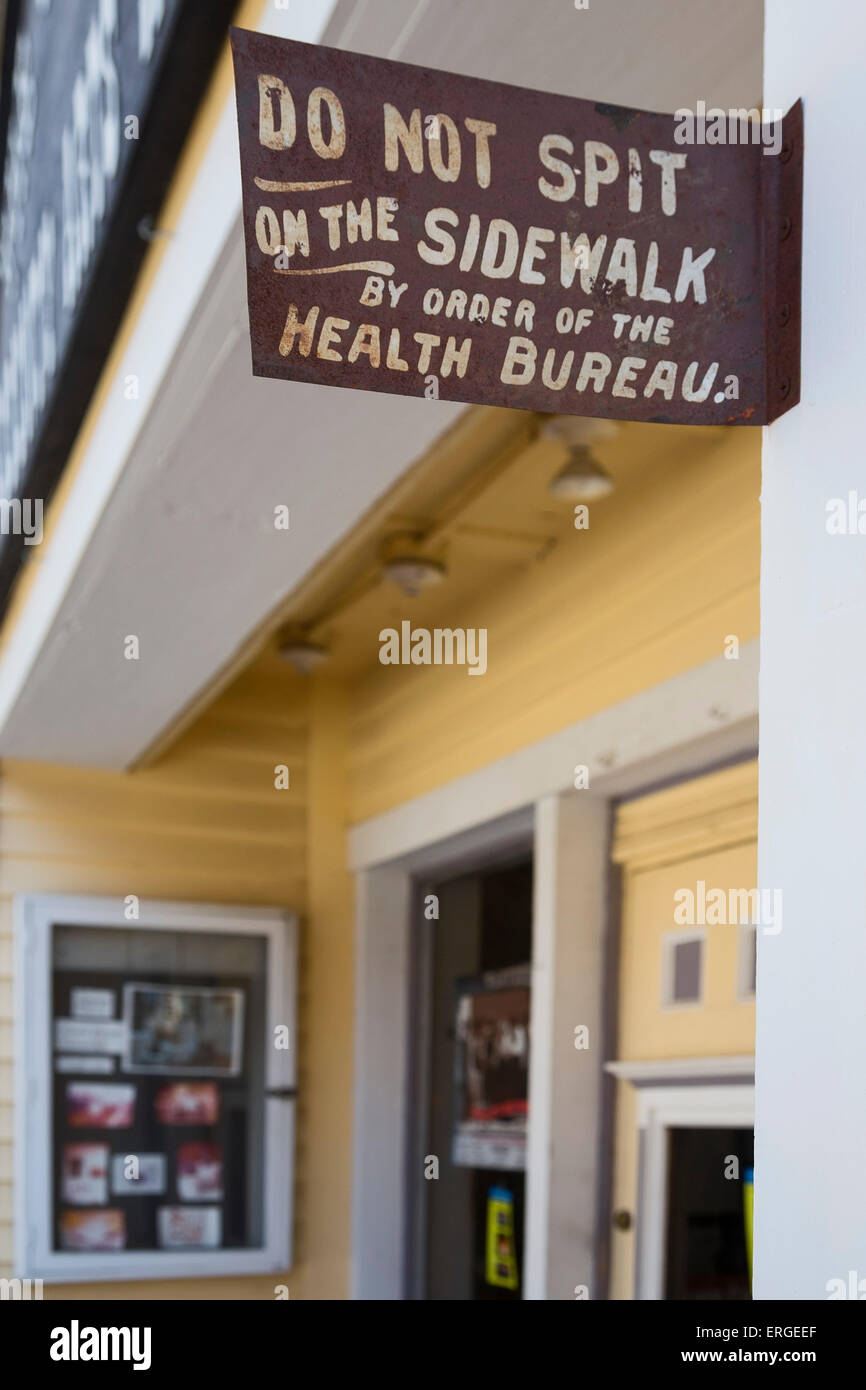Central City, Californie - une vieille enseigne dans le quartier historique du centre ville interdit de cracher sur le trottoir. Banque D'Images