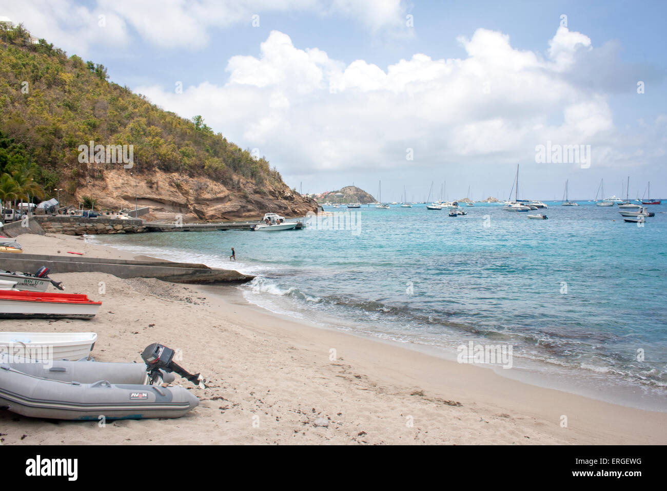 Bateaux le long de la plage et à la côte de la plage de Corossol à St Barth avec la mer des Caraïbes, dans l'arrière-plan Banque D'Images