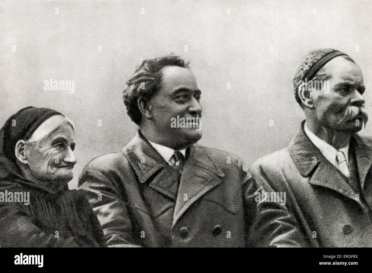 Maxime Gorki avec Georgi Dimitrov et Paraskeva Dimitrova (mère de Dimitrov) en 18 octobre 1934. Dimitrov a été accusé de Banque D'Images