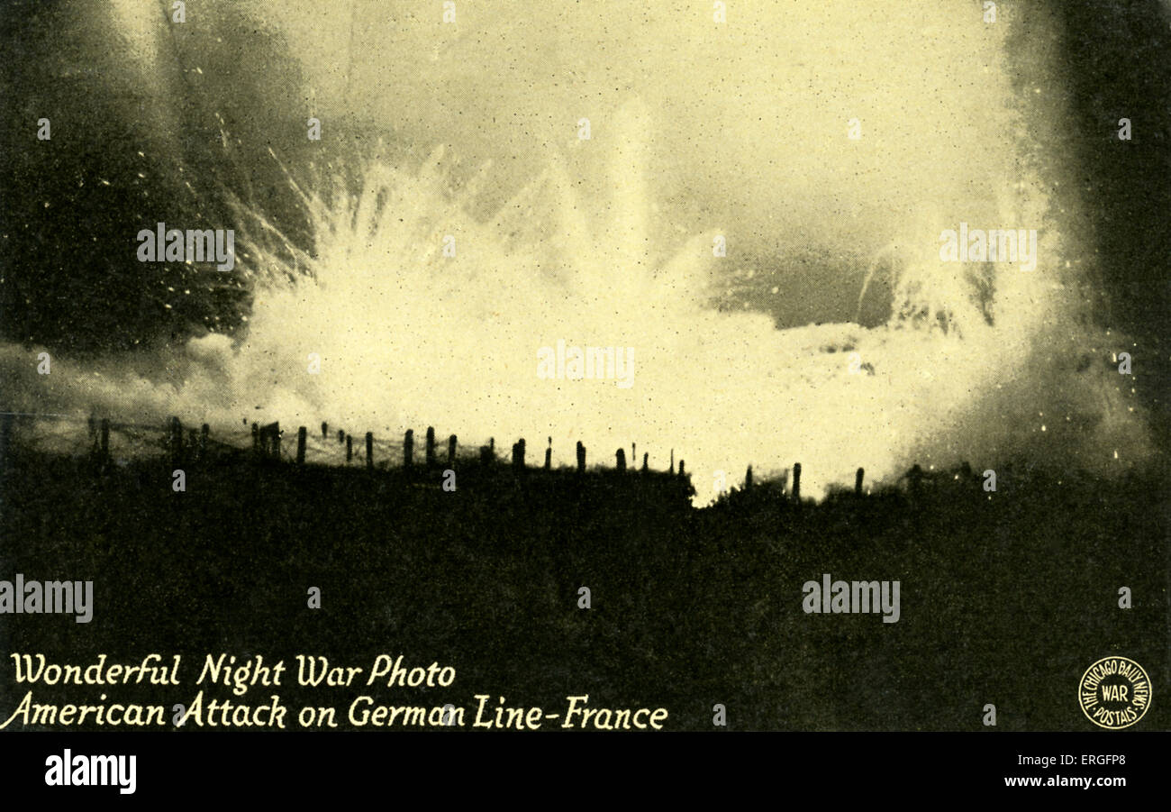 La Première Guerre mondiale : attaque de l'artillerie américaine sur la ligne allemande, la France (Front de l'Ouest). Vue de nuit. Carte postale. Banque D'Images