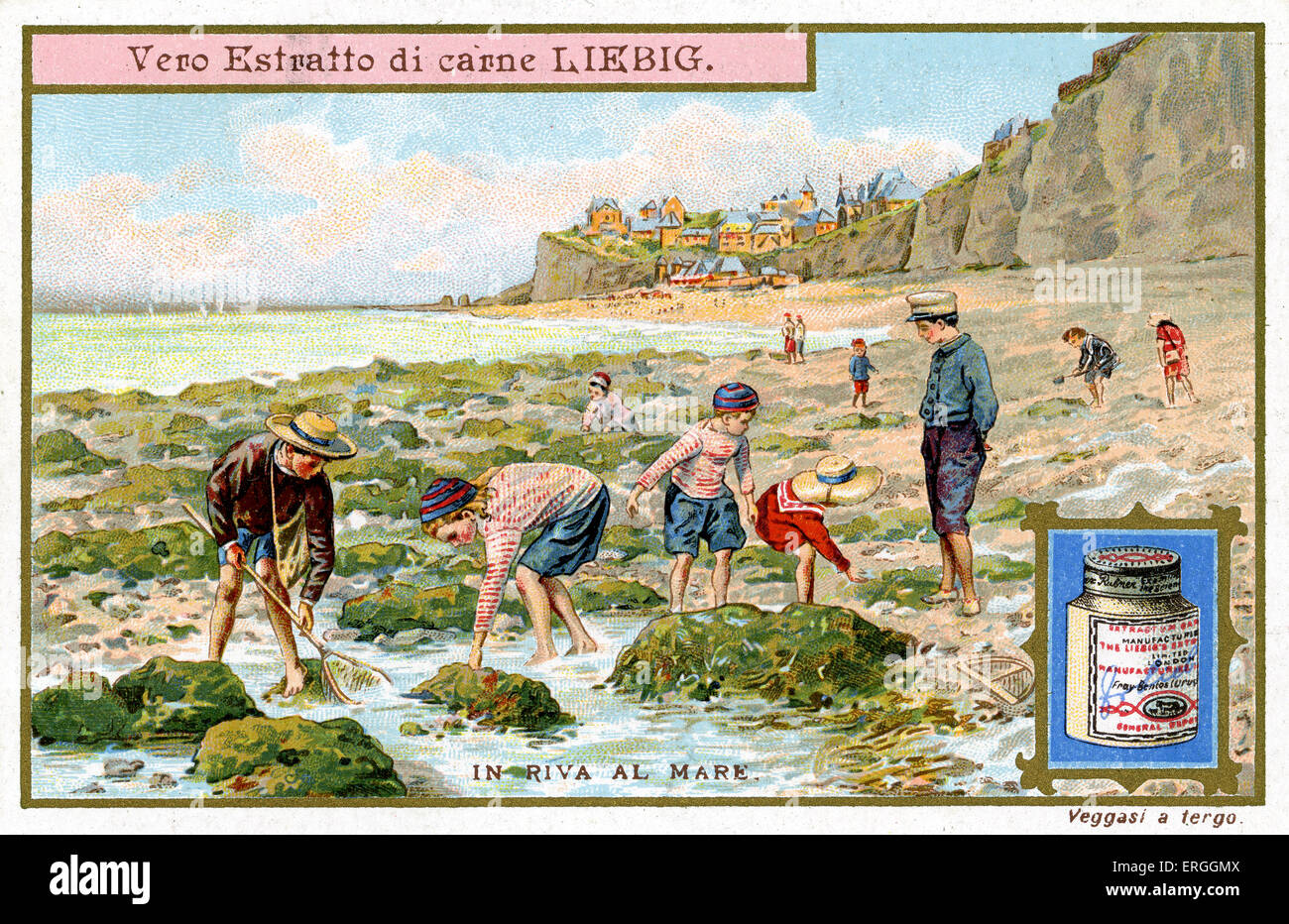 Au bord de la mer : jouant dans des rochers . Illustration de 1910. Carte de collection Liebig (Série : In Riva Al Mare). Banque D'Images