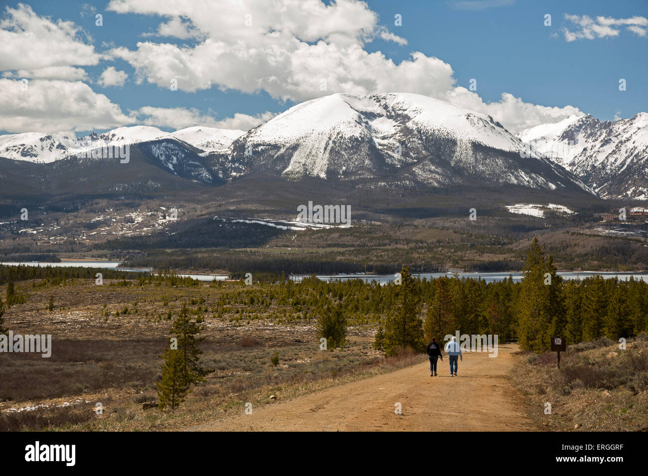 Dillion, Colorado - deux femmes randonnée sur une route menant à des terrains en White River National Forest. Banque D'Images