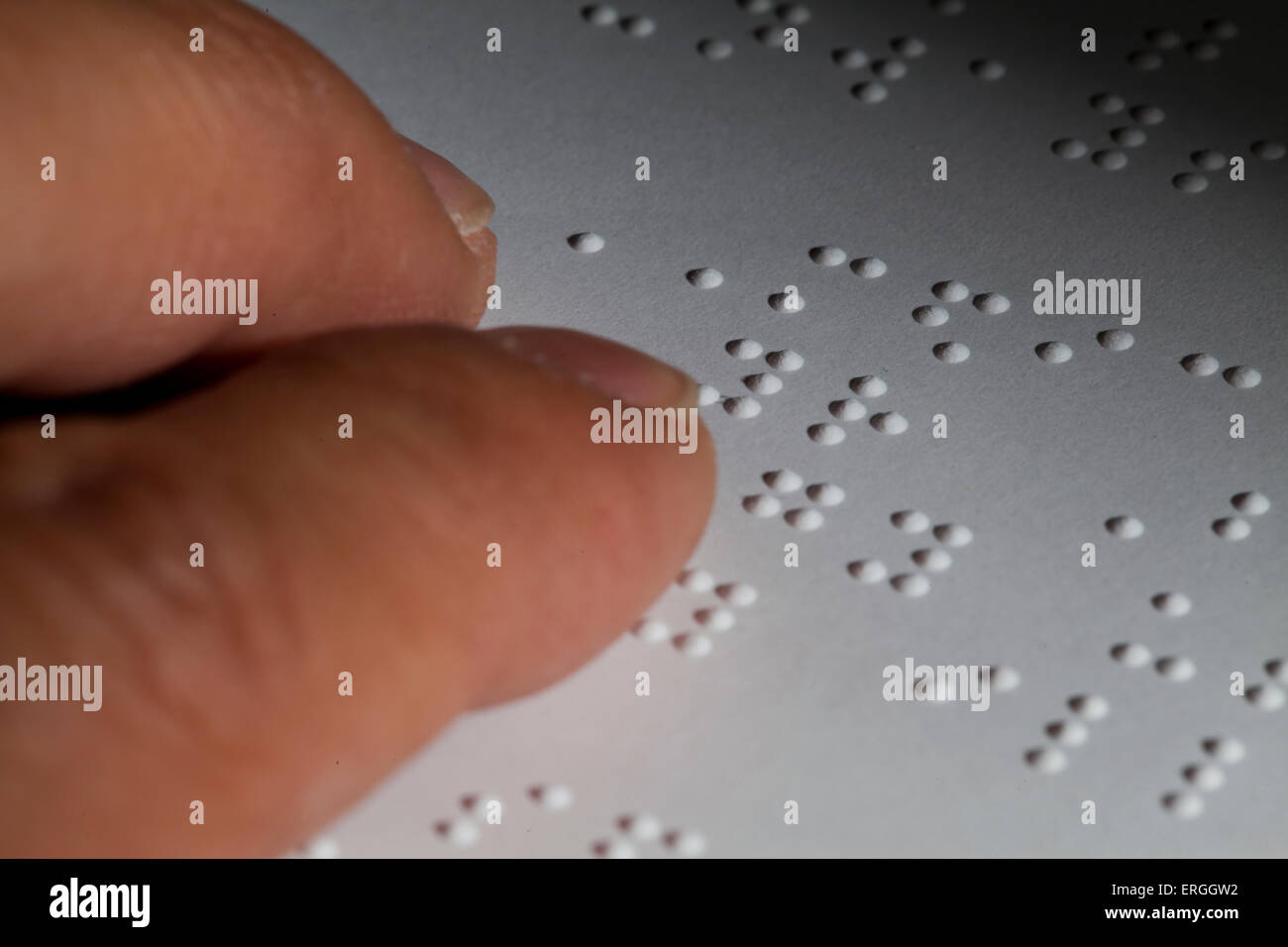 Les doigts de l'homme lecture de texte braille sur papier - USA Banque D'Images