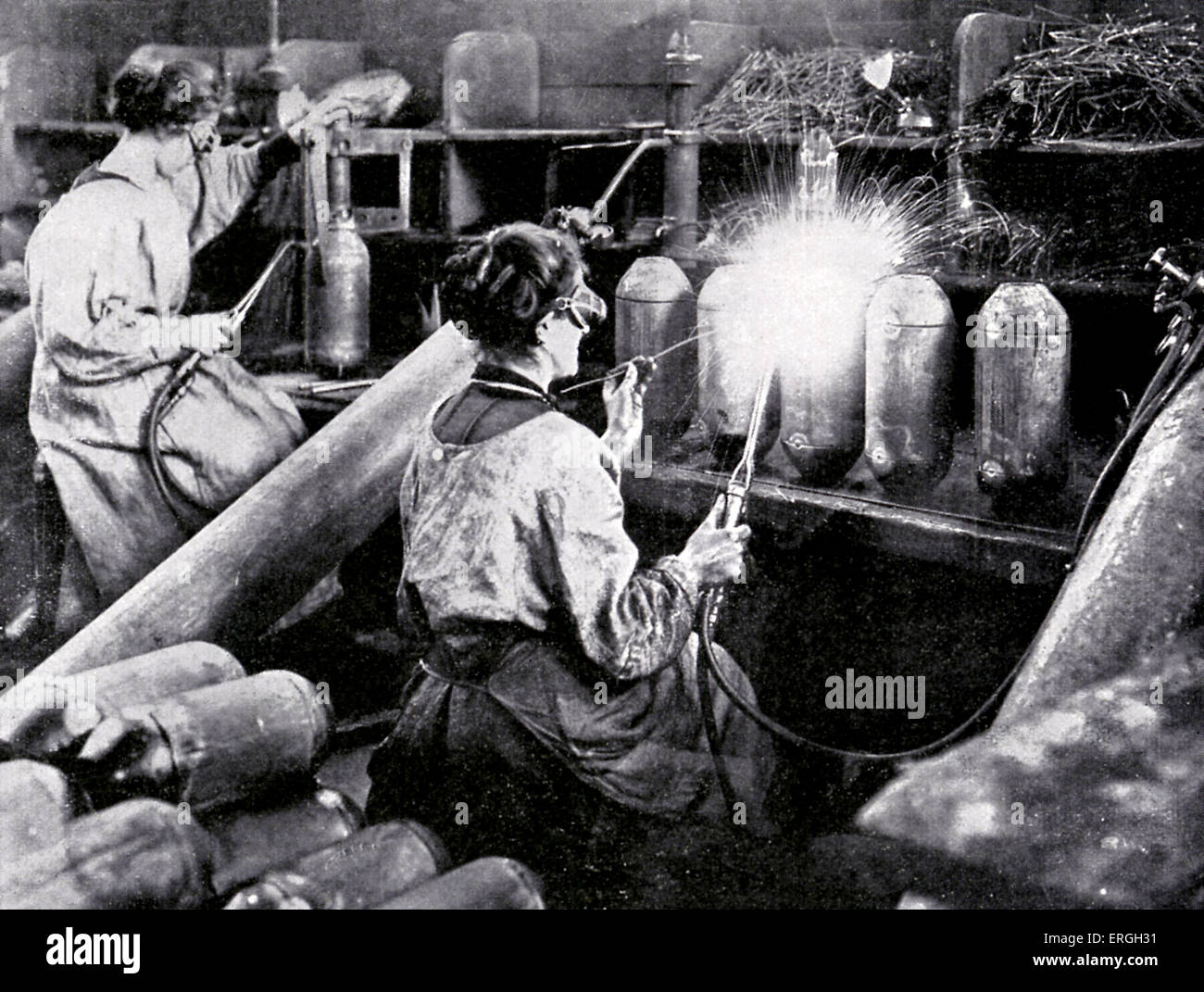 Les femmes françaises qui travaillent dans l'usine de munitions pendant la Seconde Guerre mondiale 1. Avril 1916. Cas shell de finition. Banque D'Images