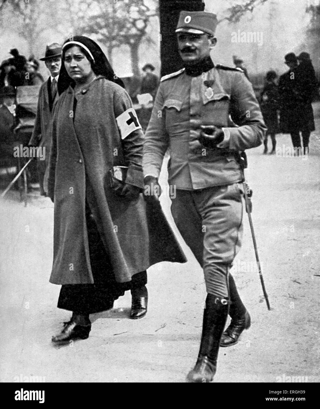 Le prince Alexandre de Serbie à Hyde Park, Londres pendant la Seconde Guerre mondiale 1. Avril 1916. Accompagné d'une infirmière serbe. Banque D'Images