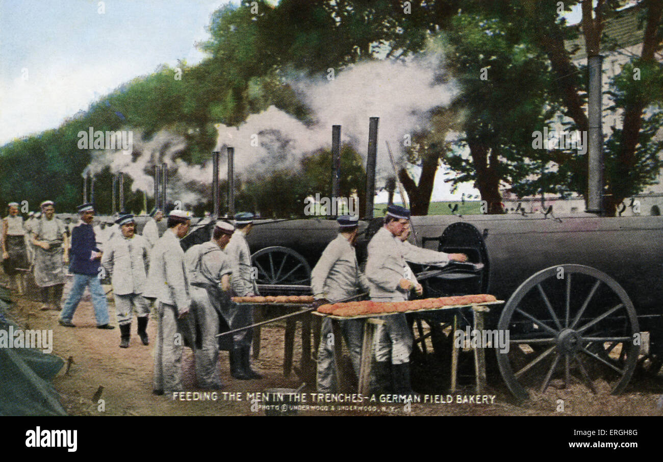 La Seconde Guerre mondiale 1 : boulangerie allemande sur le front de l'Ouest. Carte postale américaine. Légende : "Nourrir les hommes dans les tranchées, un champ allemand Banque D'Images