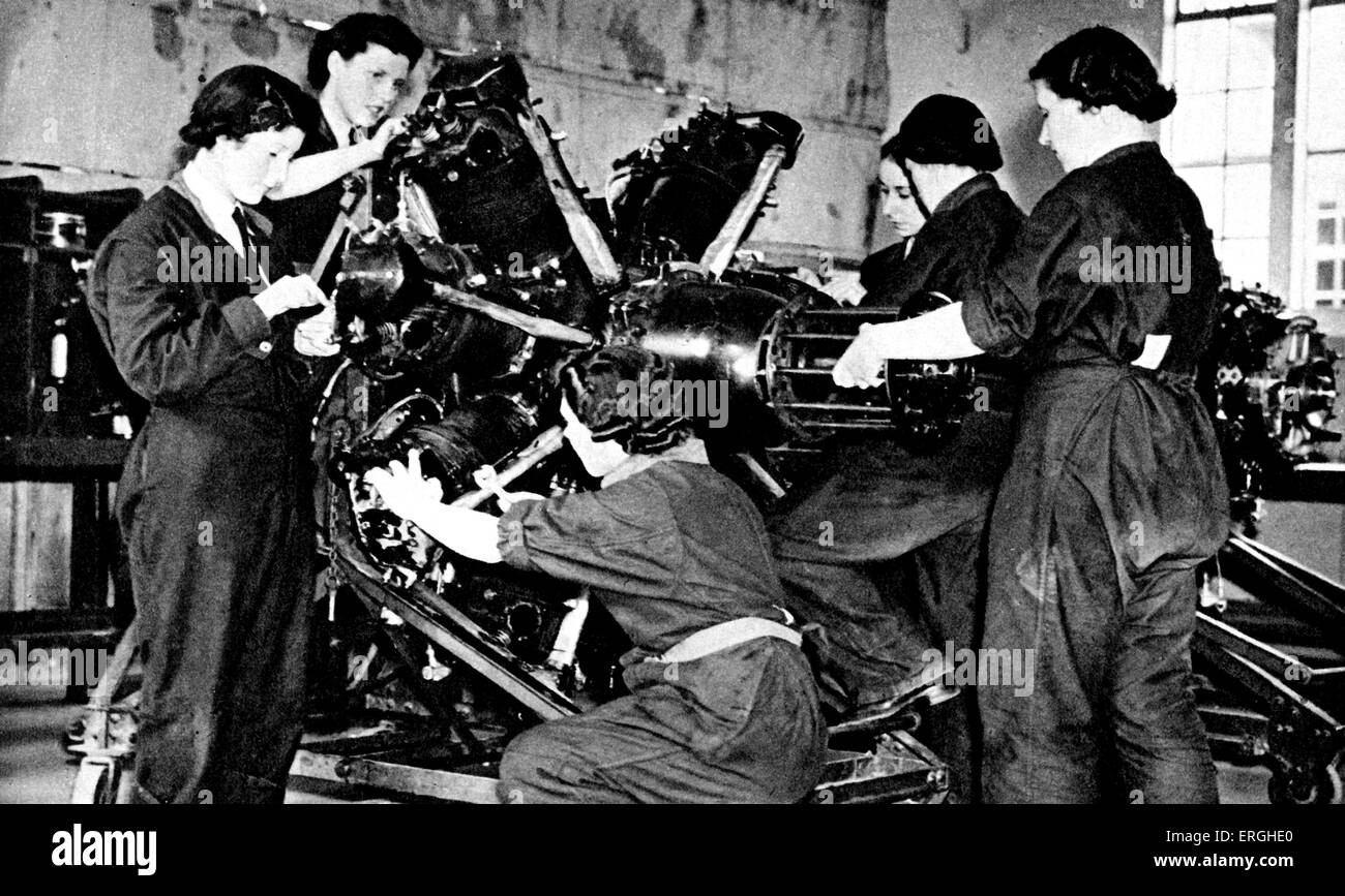 World War 2 : British Women's Auxiliary Air Force. Groupe de femmes l'apprentissage de la construction d'un moteur radial. Division de l'Auxiliaire féminin Royal Air Force. Carte postale britannique, série no 16 Banque D'Images