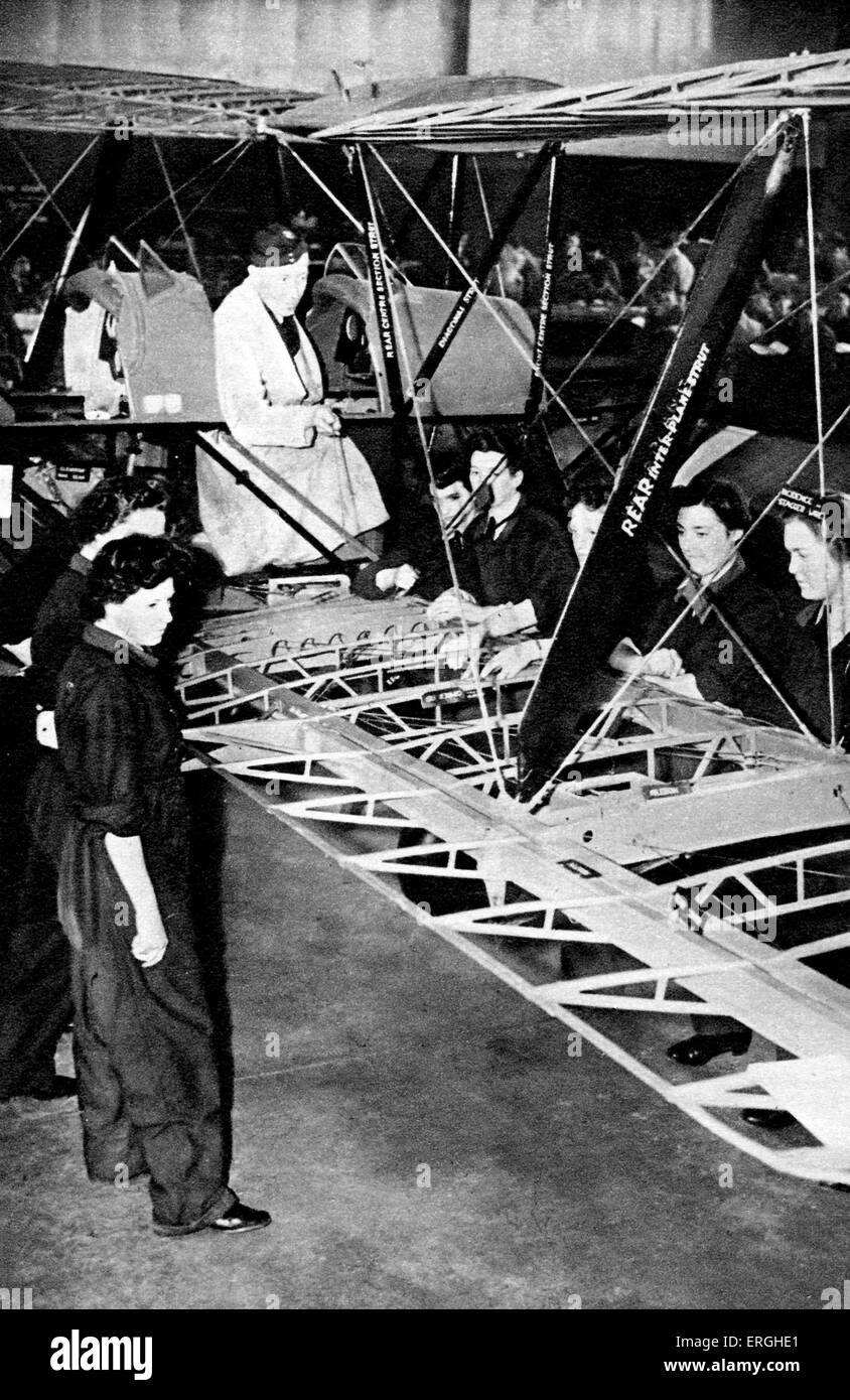 World War 2 : British Women's Auxiliary Air Force. Construction d'un Tiger Moth est expliqué. Division de l'Auxiliaire féminin Royal Air Force. Carte postale britannique, série no 13 Banque D'Images