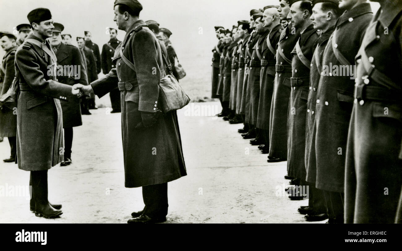World War 2 : George VI et la RAF en France. Légende : "Les officiers et les hommes d'être présenté au Roi quand Sa Majesté a fait sa Banque D'Images
