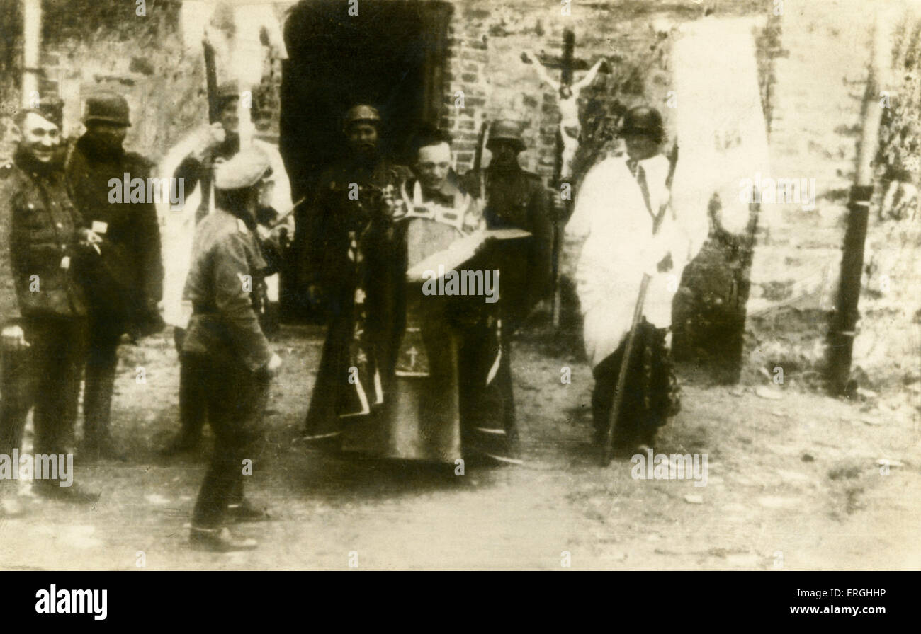 WW2 : soldats nazis se moquant un rite catholique dans une ville en Pologne. Carte postale espagnole. Banque D'Images