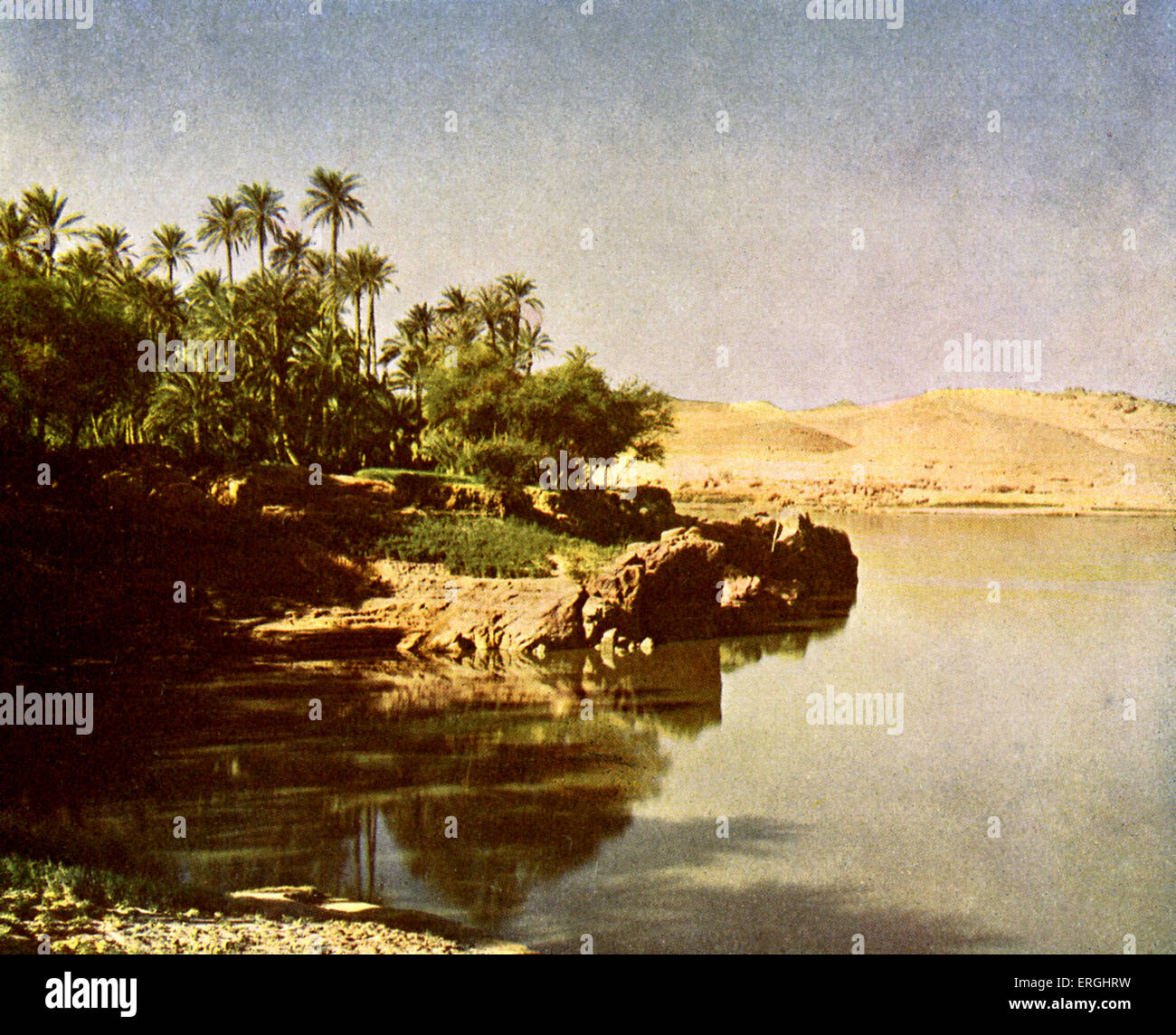 Éléphantine. Dans l'île du Nil dans le nord de la Nubie. Une partie de la ville moderne d'Assouan. L'Égypte. Photographie de l'ouvrage de 1923. Banque D'Images