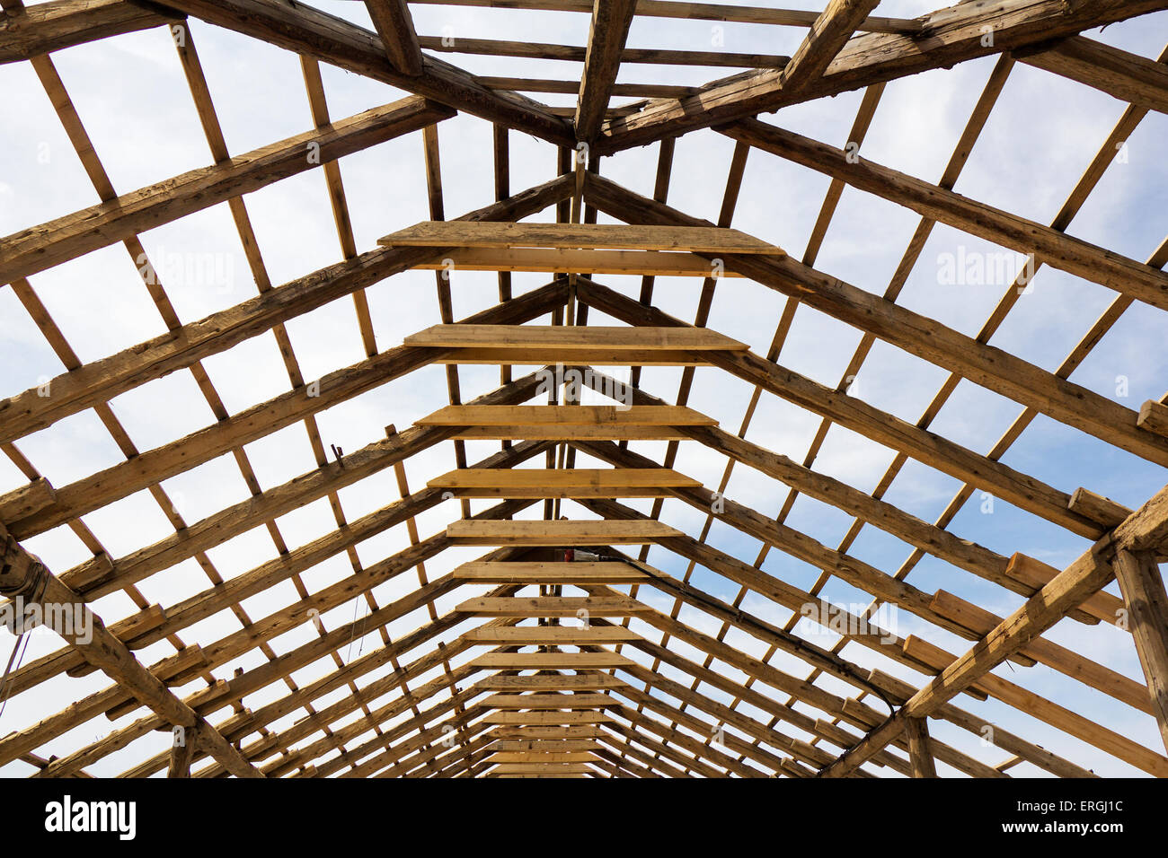 Toit de maison en bois en construction squelette Banque D'Images