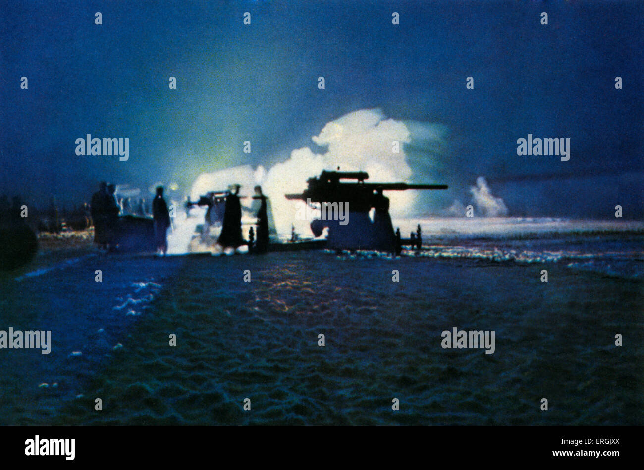 L'allemand d'artillerie lourde au cours de combat de nuit contre les forts pendant la Deuxième Guerre mondiale. Carte postale espagnole destinés à Banque D'Images