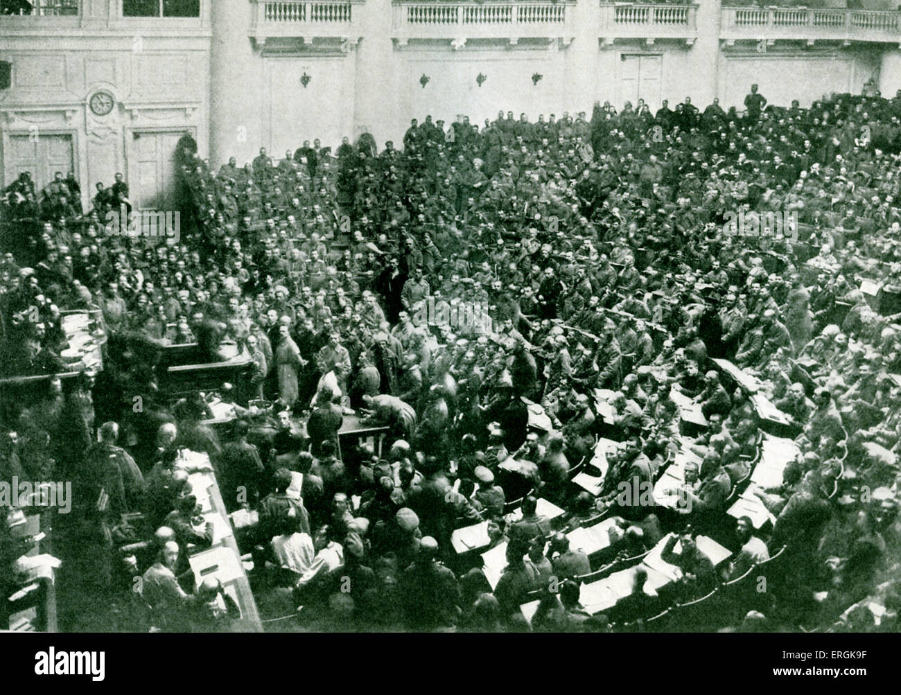 Le comité de députés ouvriers et soldats dans la nouvelle réunion à Saint-pétersbourg soviétique, immédiatement après la Fédération de Banque D'Images