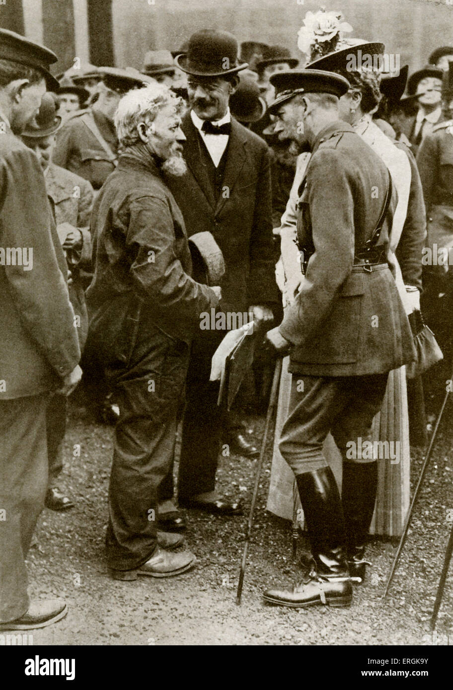 Le roi George (1865-1936) et de la reine Mary (1867-1953) parler à un travailleur docks Birkenhead près de Liverpool, pendant la WW1, 1917. Banque D'Images