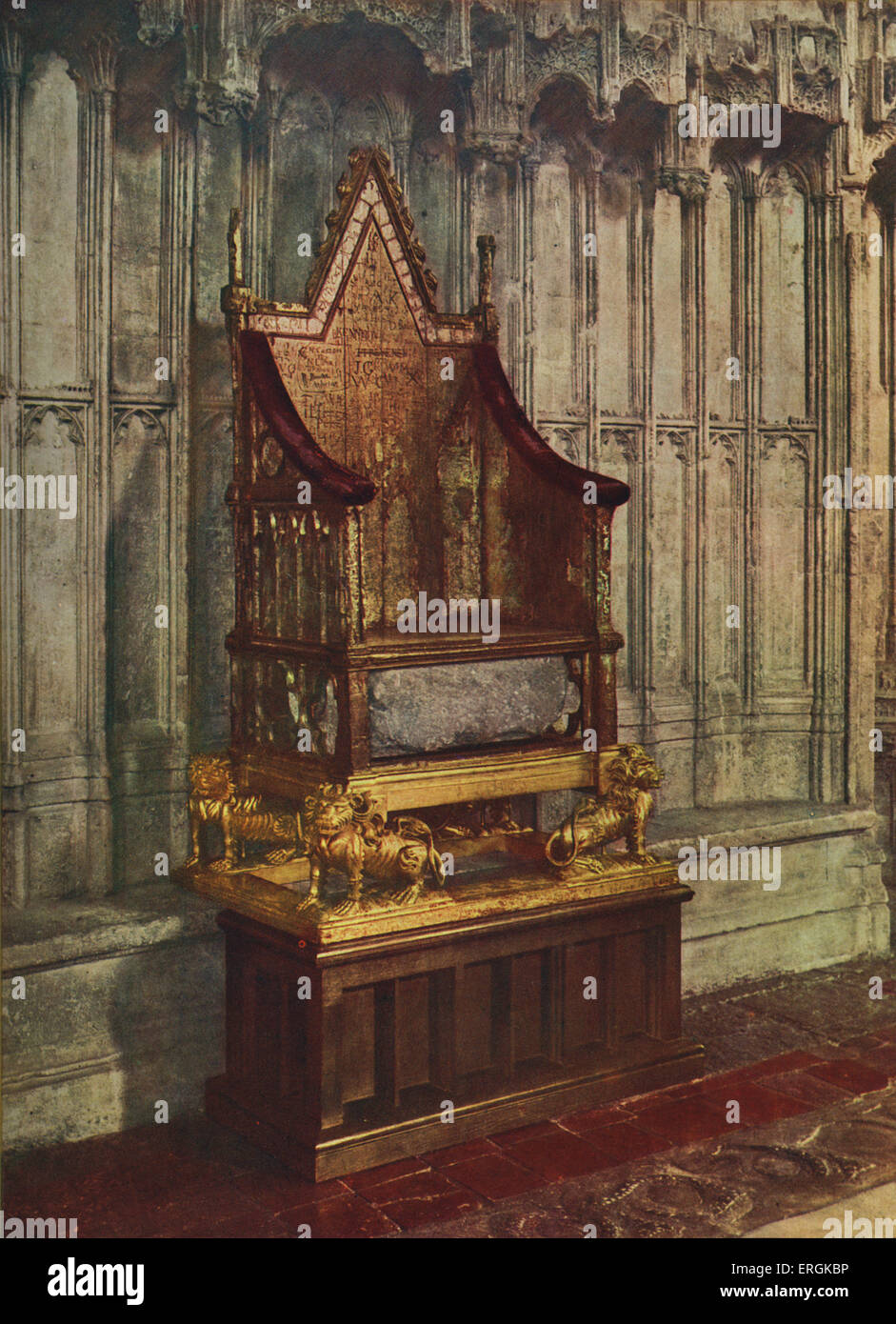Le trône du couronnement, avec la pierre de Scone, dans l'abbaye de Westminster, au couronnement de George VI, 1936. Le siège que tous les Banque D'Images