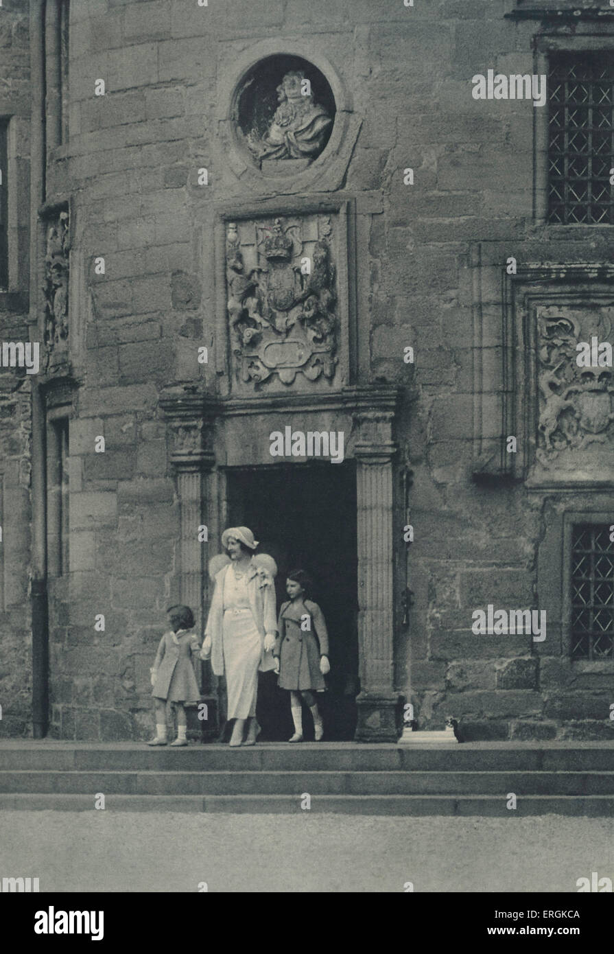 La reine Elizabeth (1900-2002), plus tard la reine mère, et la princesse Elizabeth (1926 -), plus tard, Elizabeth II, au château de Glamis, début Banque D'Images