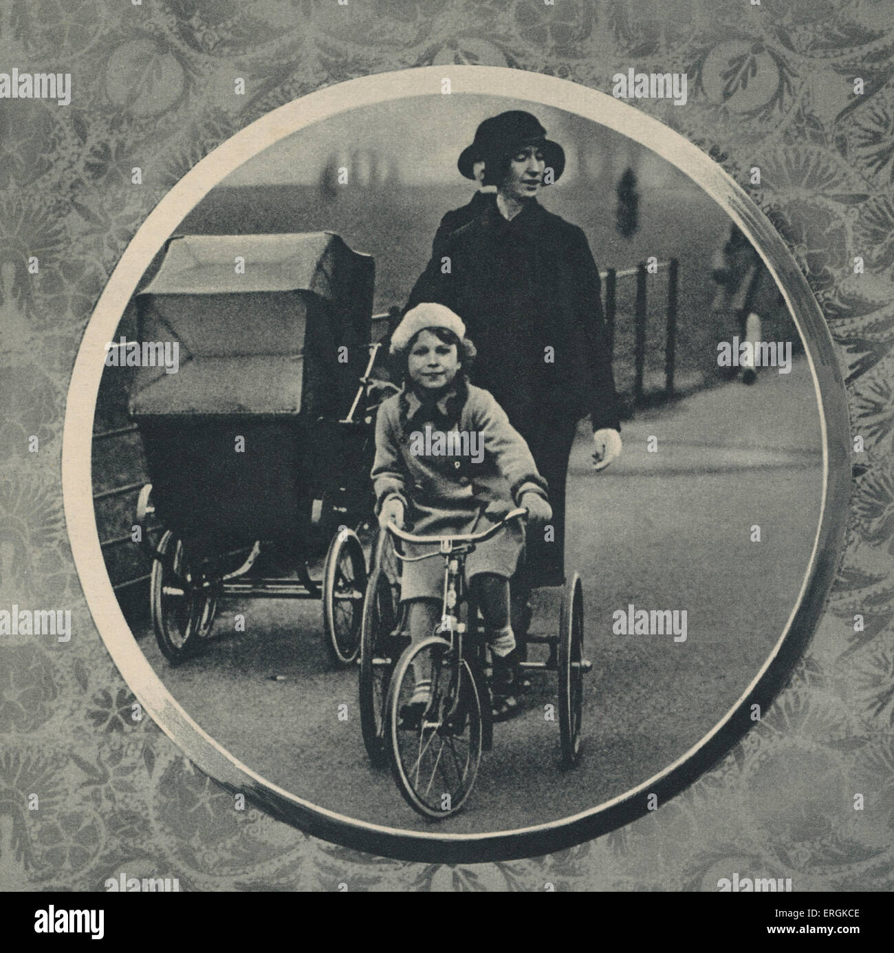 Elizabeth II (1926-) andPrincess Margaret (1930-2002) que les enfants avec une nounou. Sous-titre suivant "Princess Elizabeth équitation sa Banque D'Images