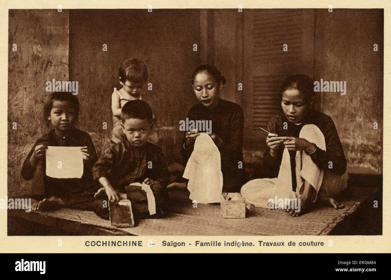 Une famille vietnamienne couture dans Saigon, Vietnam du Sud (aujourd'hui Ho Chi Minh Ville). Après Carte postale photo, 20ème siècle. Banque D'Images