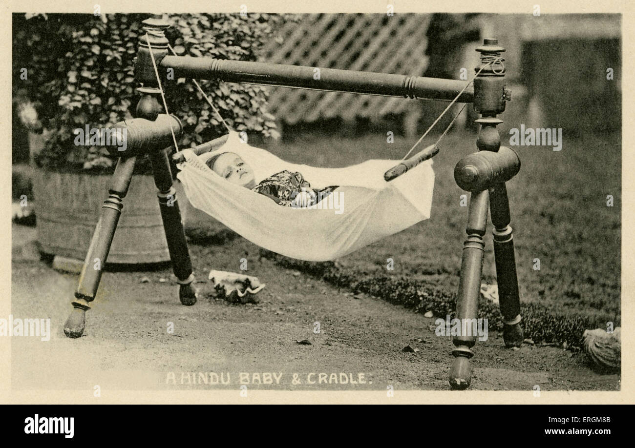 Un bébé indien et berceau. Photographie du début du xxe siècle. Sous-titre suivant "bébé hindou et cradle'. Banque D'Images