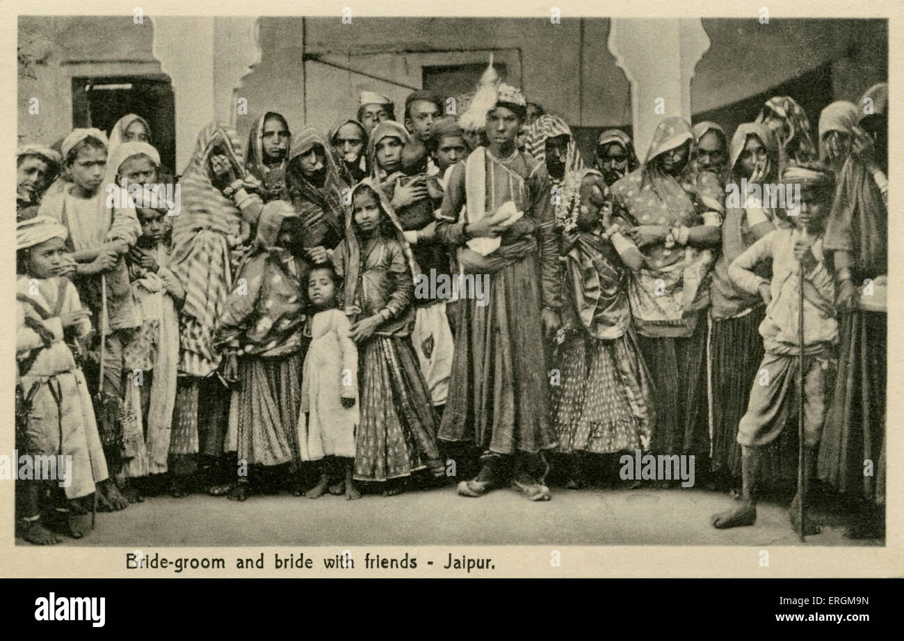 Mari et femme en robe de mariage, Jaipur, Inde. Photographie du début du xxe siècle. Ici les femmes, habillé pour la cérémonie, on peut le voir soutenir le nez traditionnelle du Rajasthan les joints toriques. Banque D'Images